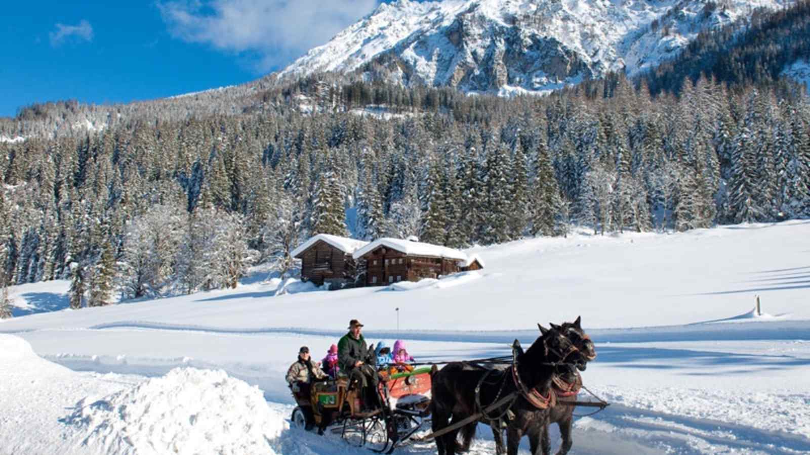 Eine Pferdeschlittenfahrt durch die Winterlandschaft ist ein ganz besonders romantisches Erlebnis.