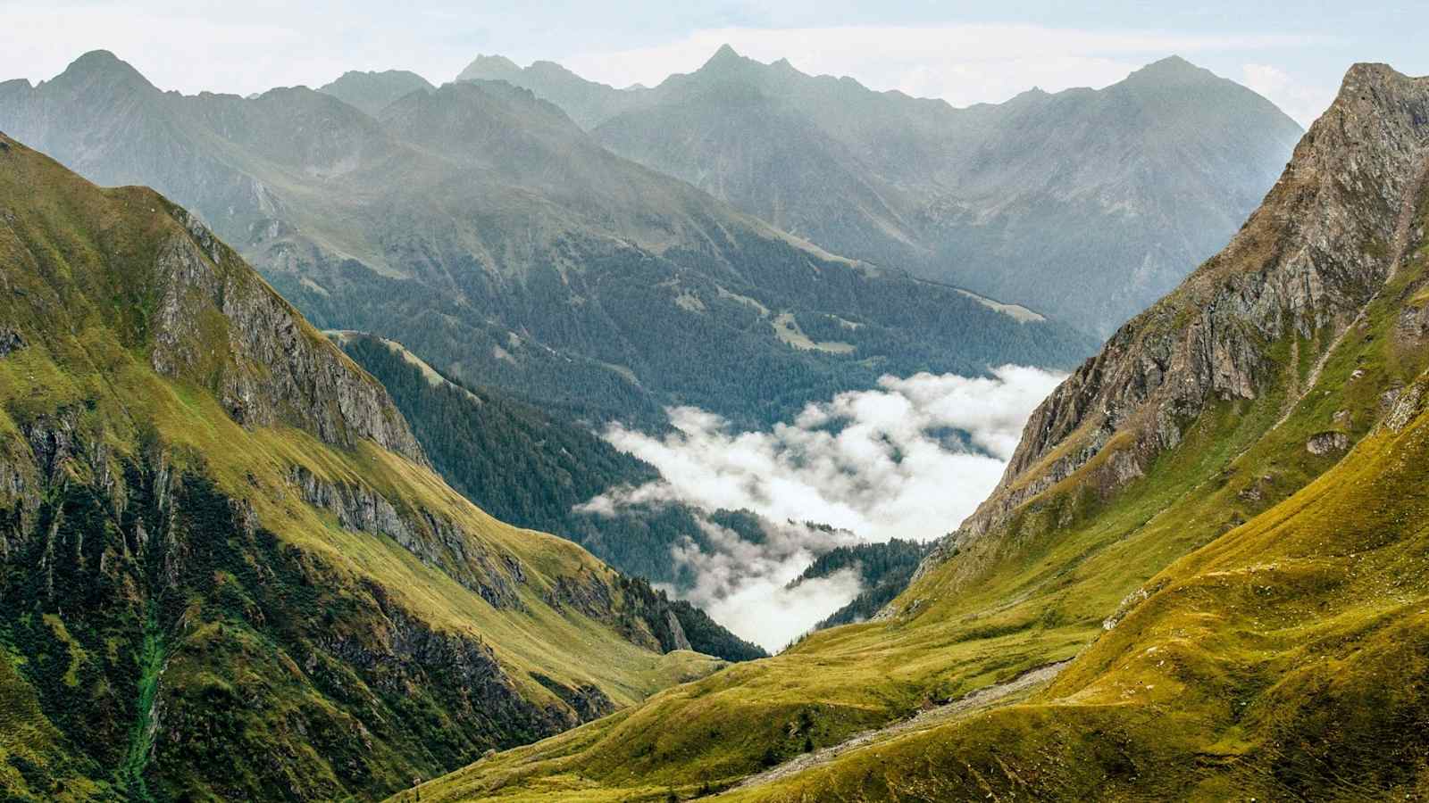 Der Nebel hängt zwischen den Bergen und sorgt für eine mythische Stimmung.