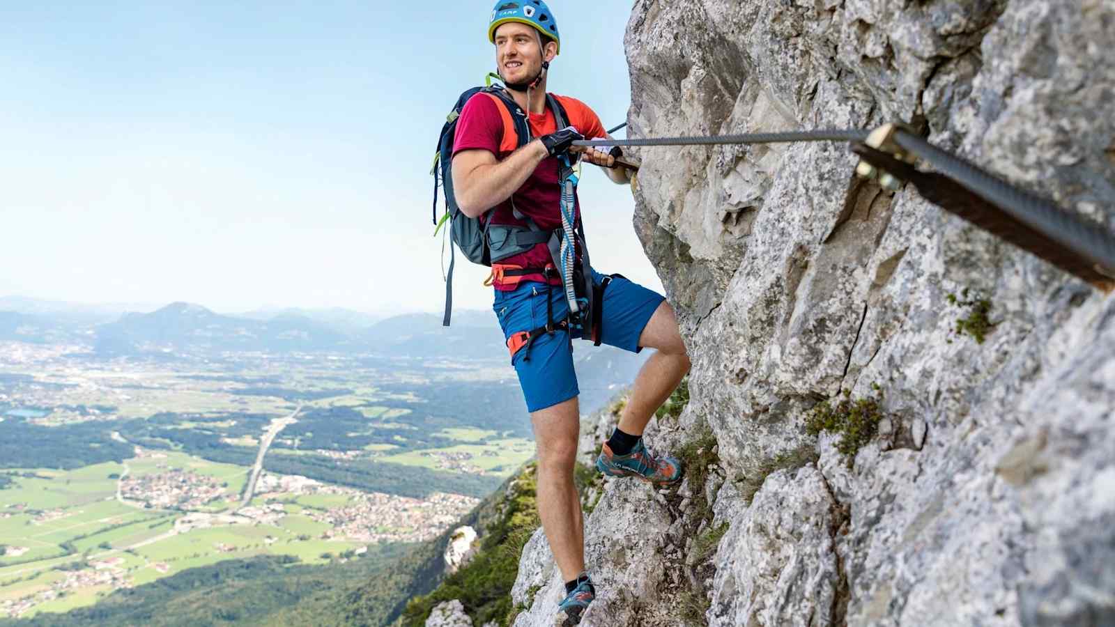 Die Aussicht vom Klettersteig reicht bis ins Salzburger Land