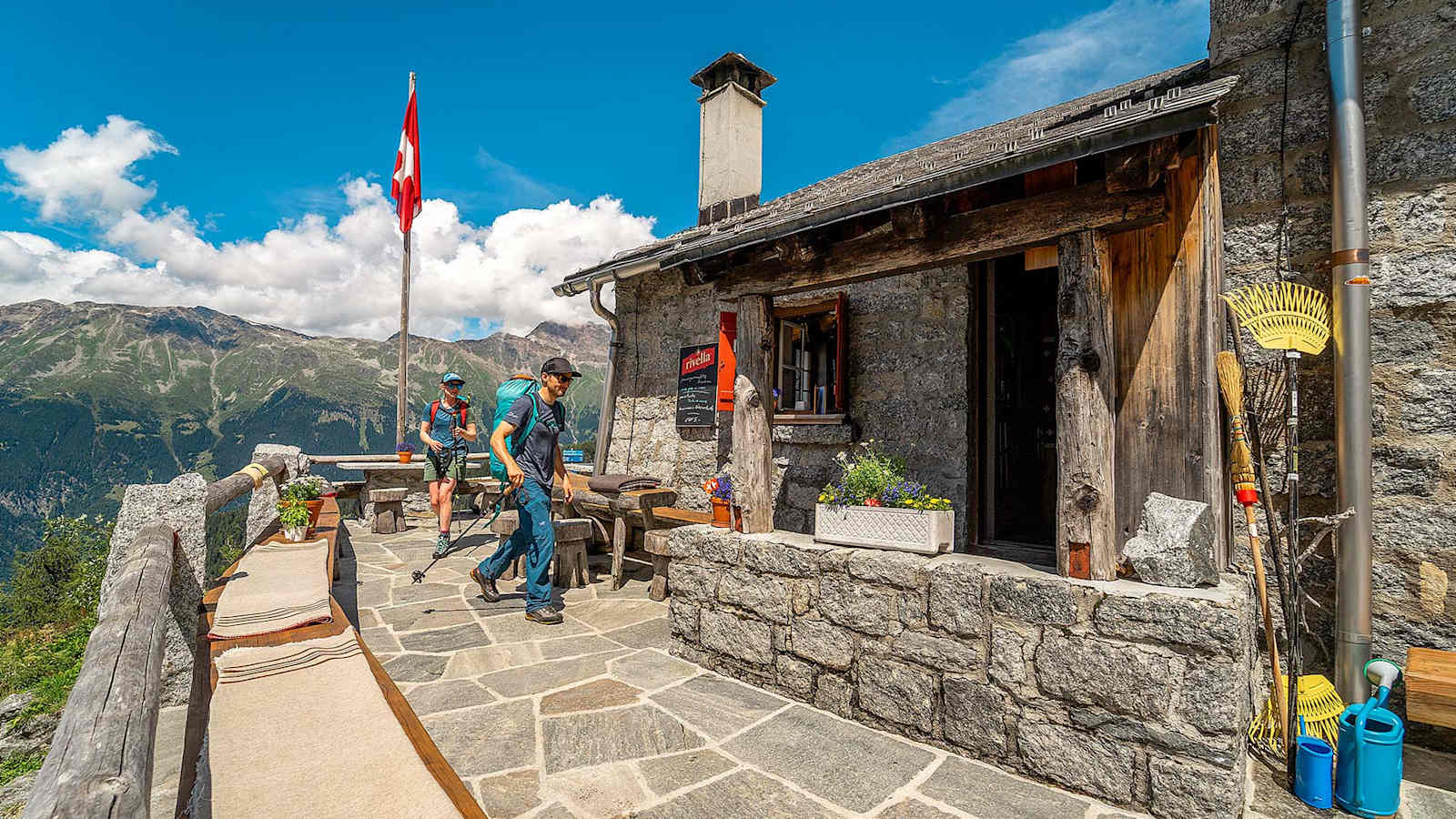 Die Hütte und im Hintergrund der Gipfel.