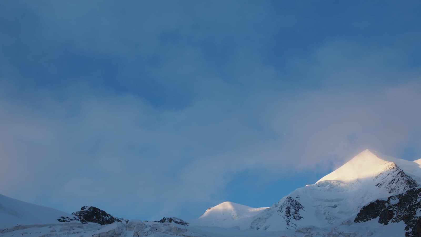 Die Gipfel des Piz Palü und die ersten Sonnenstrahlen