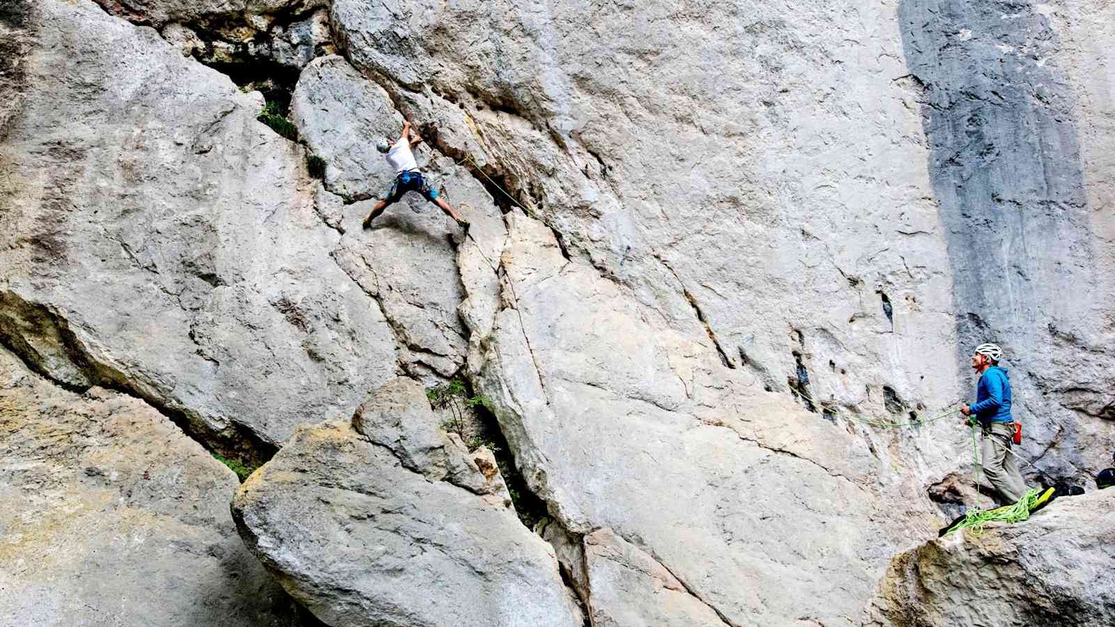 Die steile Wand im Bild ist eine der schwersten Routen am Plombergstein