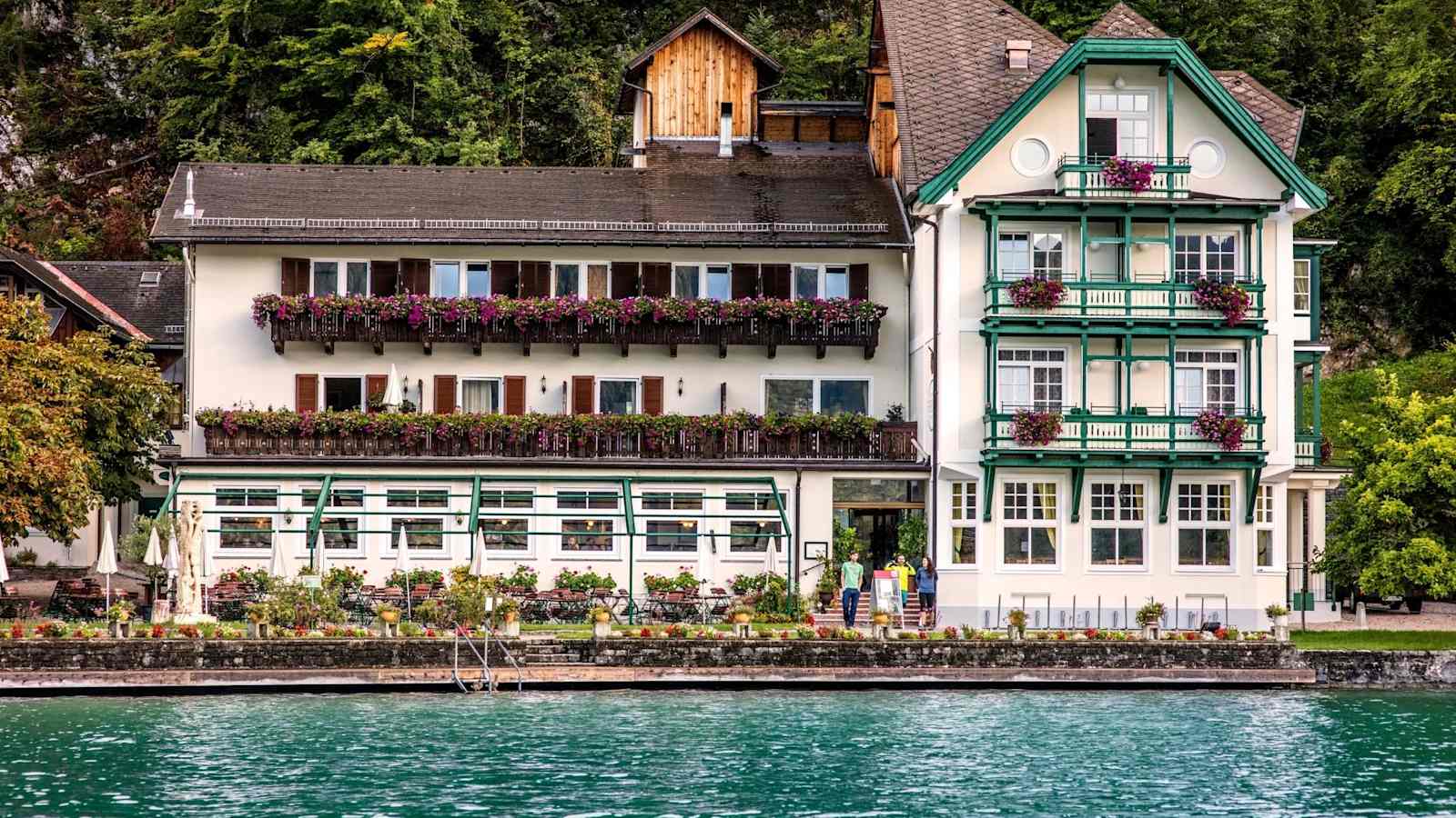 Das Gasthaus Fürberg liegt direkt am Seeufer des Wolfgangsees