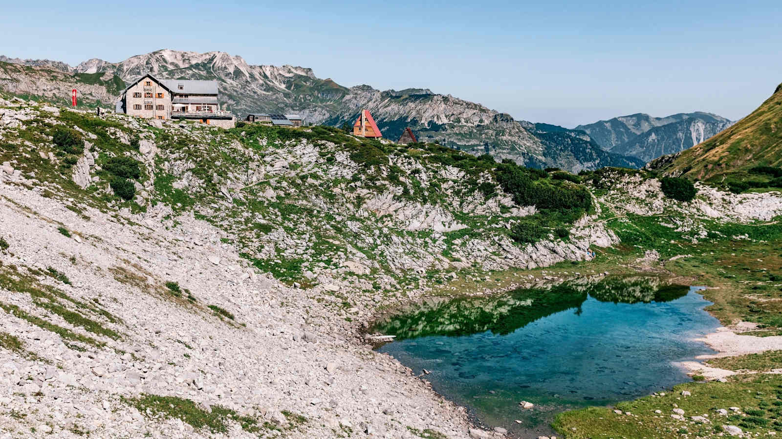 Das Haus neben einem Bergsee. 