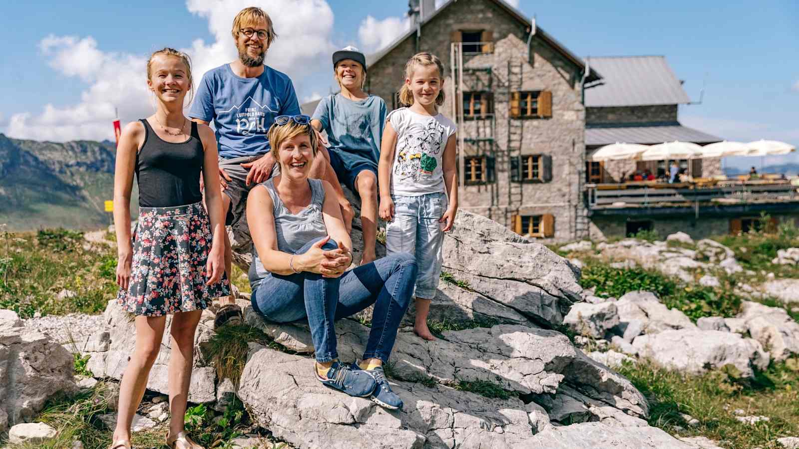 Die Betreiber der Hütte vor dem Haus.