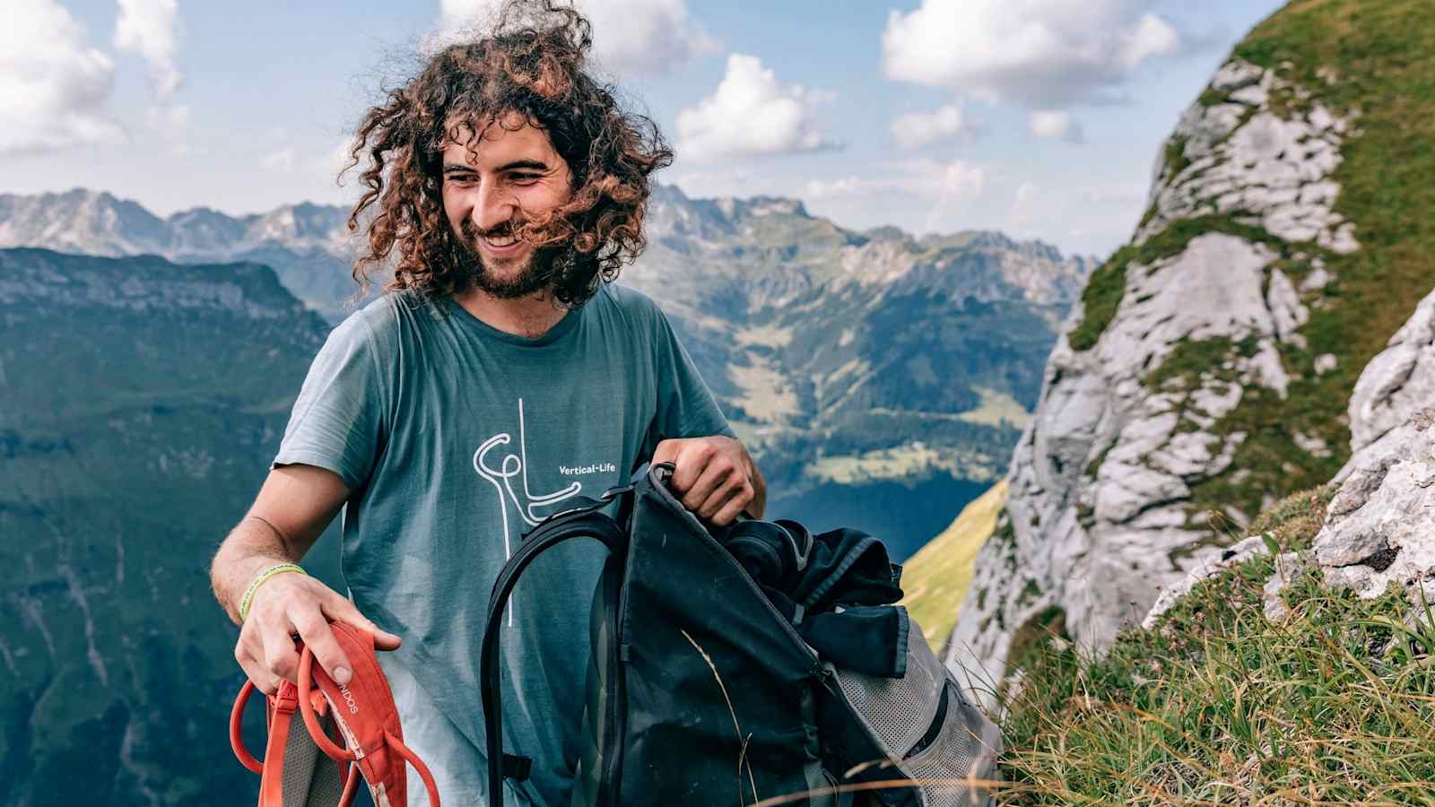 Ein Arbeiter bringt den Wanderweg auf Vordermann. 