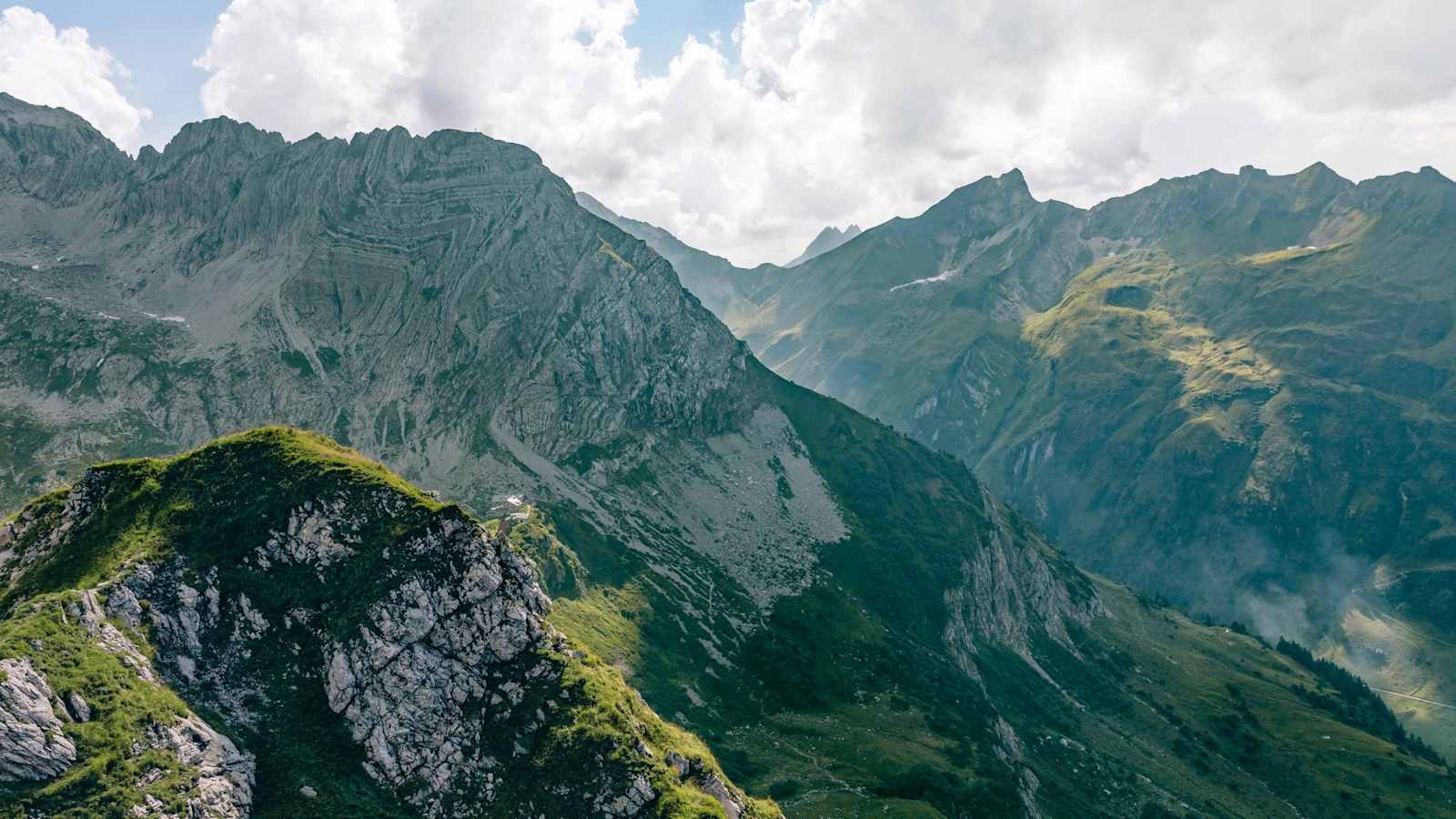 Die Berglandschaft rund um das Haus.