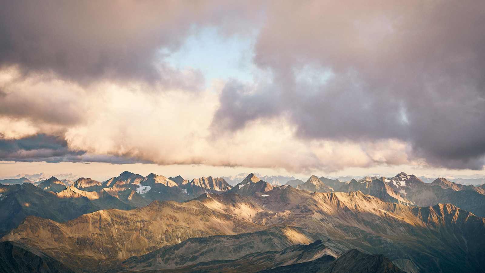 Sonnenuntergang bei der Erzherzog-Johann- Hütte (3.454 m), dem höchsten Stützpunkt der Ostalpen. Das Panorama reicht bis in die Julischen Alpen.