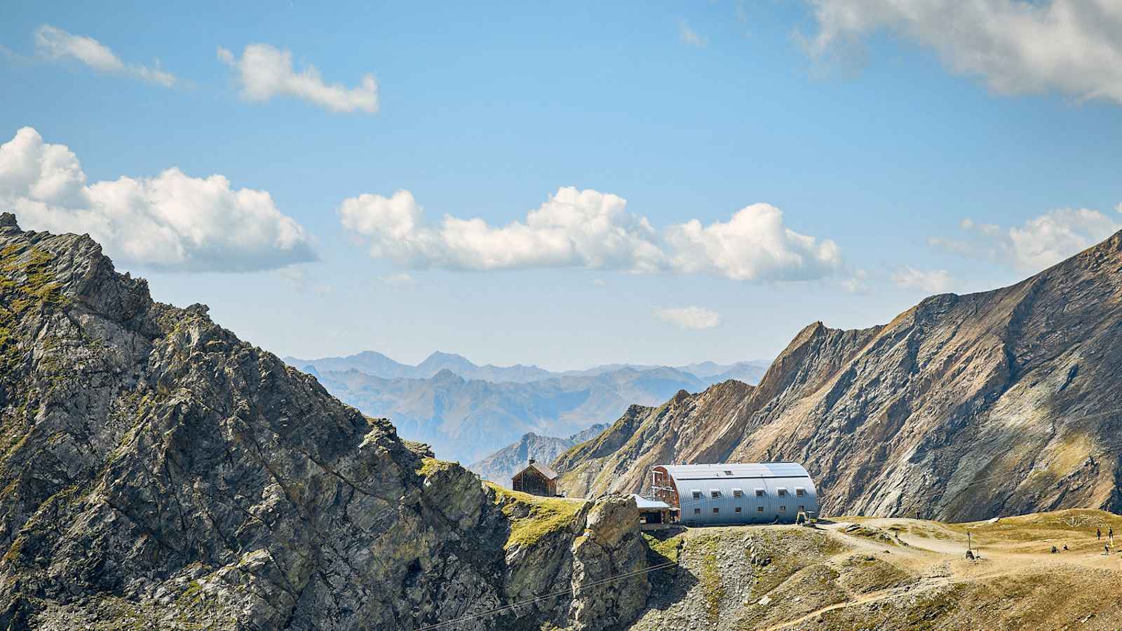 Die Stüdlhütte ist in zweieinhalb Stunden vom Parkplatz beim Lucknerhaus zu erreichen und lohnt sich auch für Wanderer. Bei einer Glockner-Besteigung ist sie meist die erste Etappe in Richtung Gipfel.