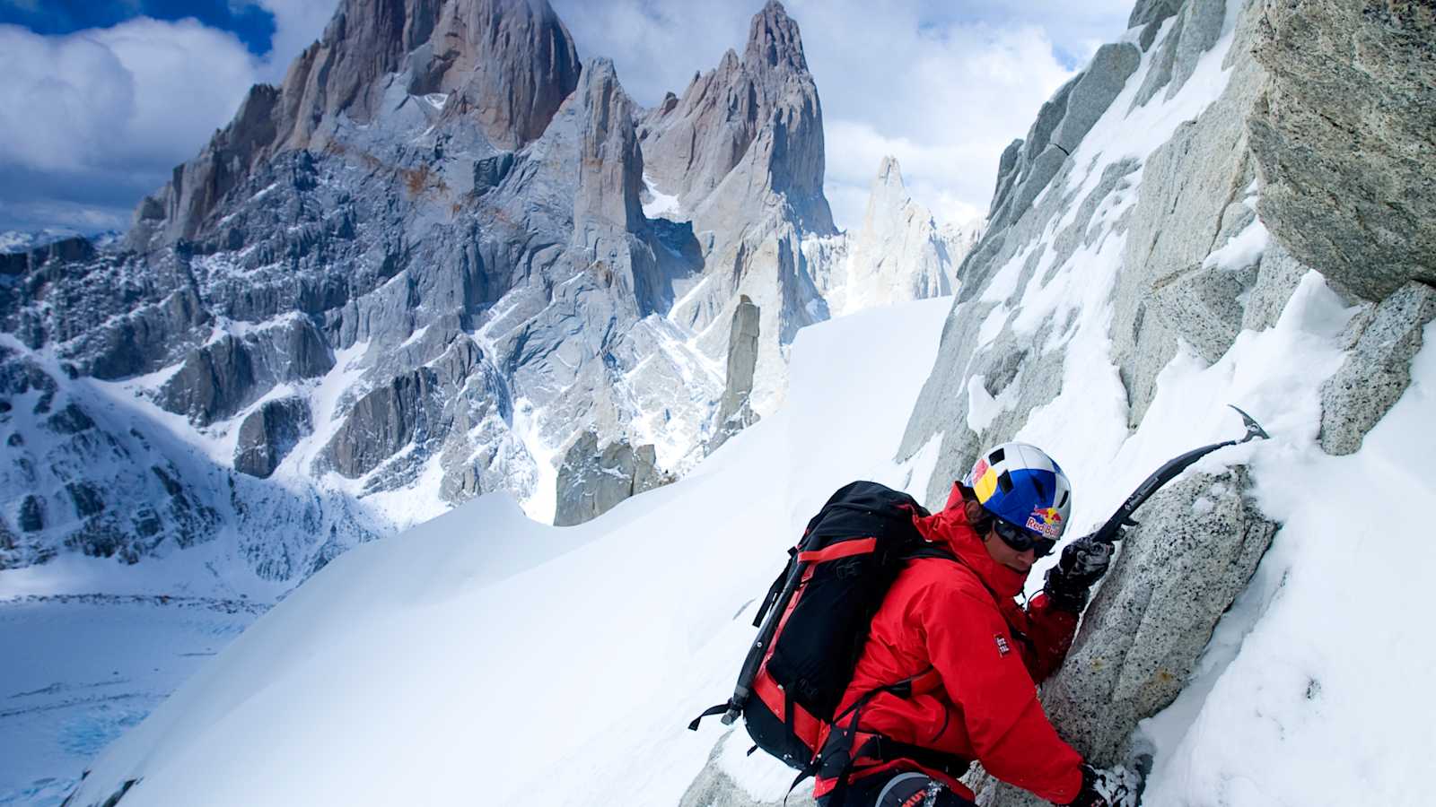 David Lama klettert beim Aufstieg zum Cerro Torre eine Steilwand hinauf