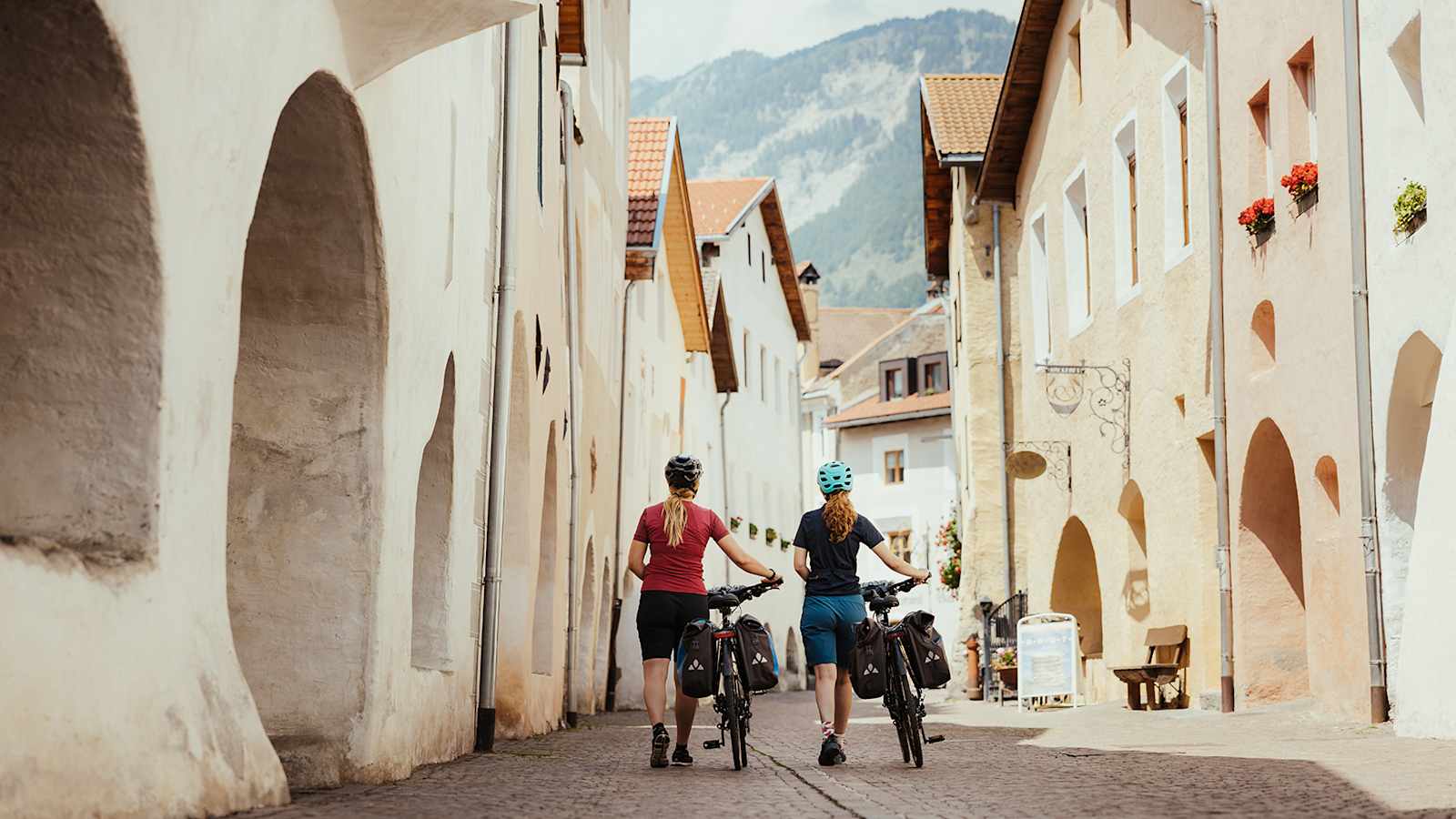 Die Via Claudia Augusta führt entlang der Weinberge und vorbei an geschichtsträchtigen Gemäuern wie dem Kloster Marienberg und durch die mittelalterliche Stadt Glurns.