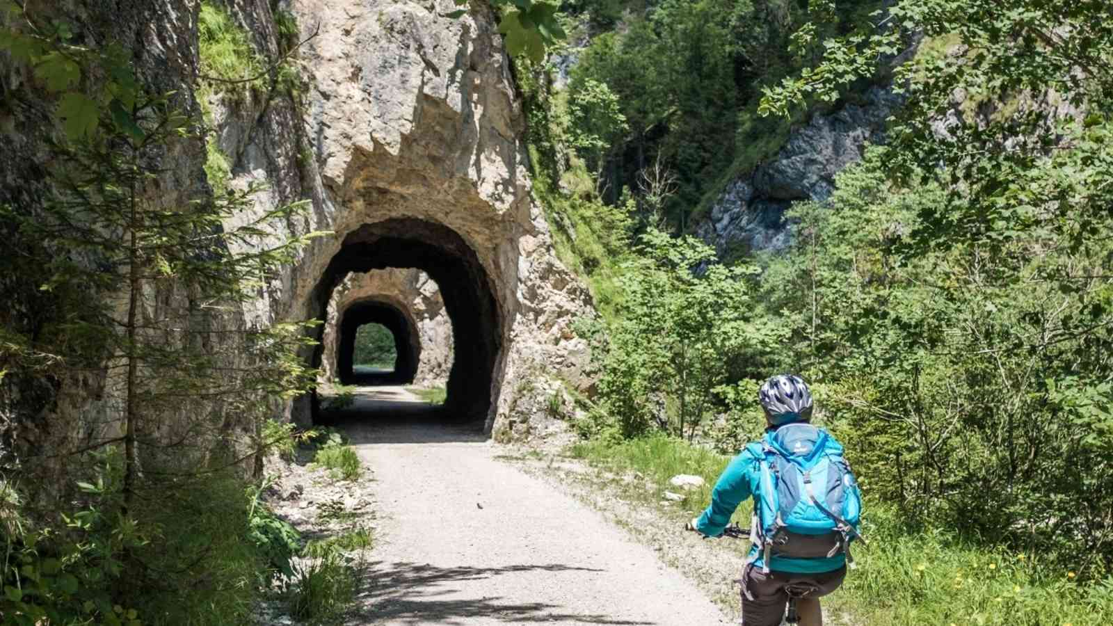 Eine Mountainbikerin radelt auf den historischen Forststraßen des Nationalparks.