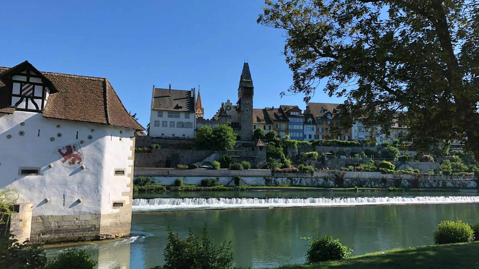 Manchmal schön anzuschauen, meistens gefährlich - Wehre. Hier in Bremgarten an der Reuss.