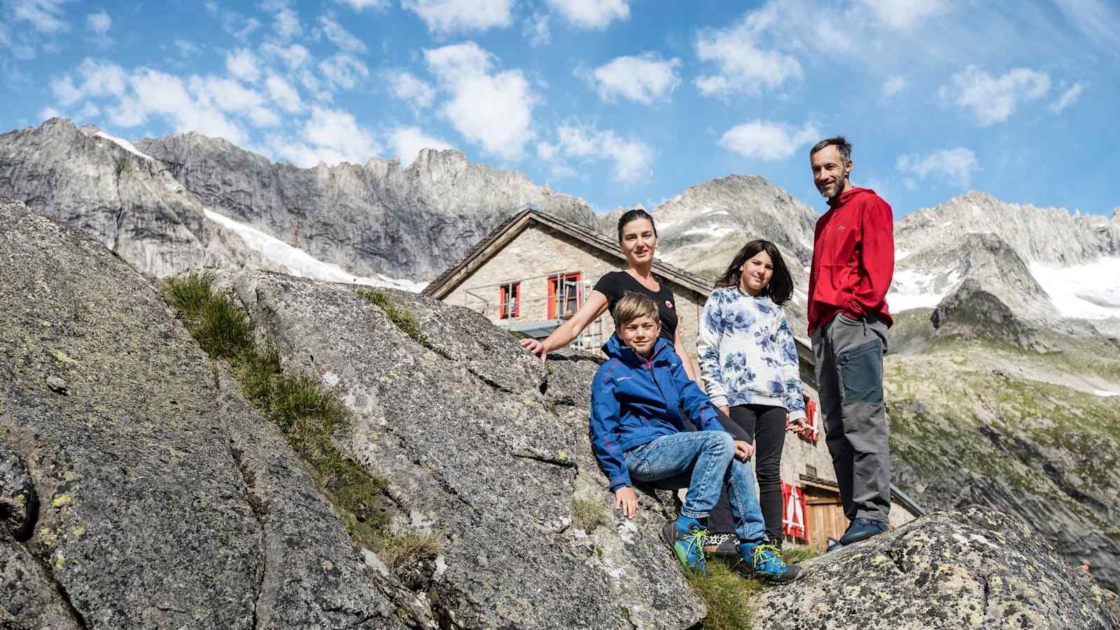 Die Hüttenwirte Julia und Martin mit den Kindern vor der Richterhütte