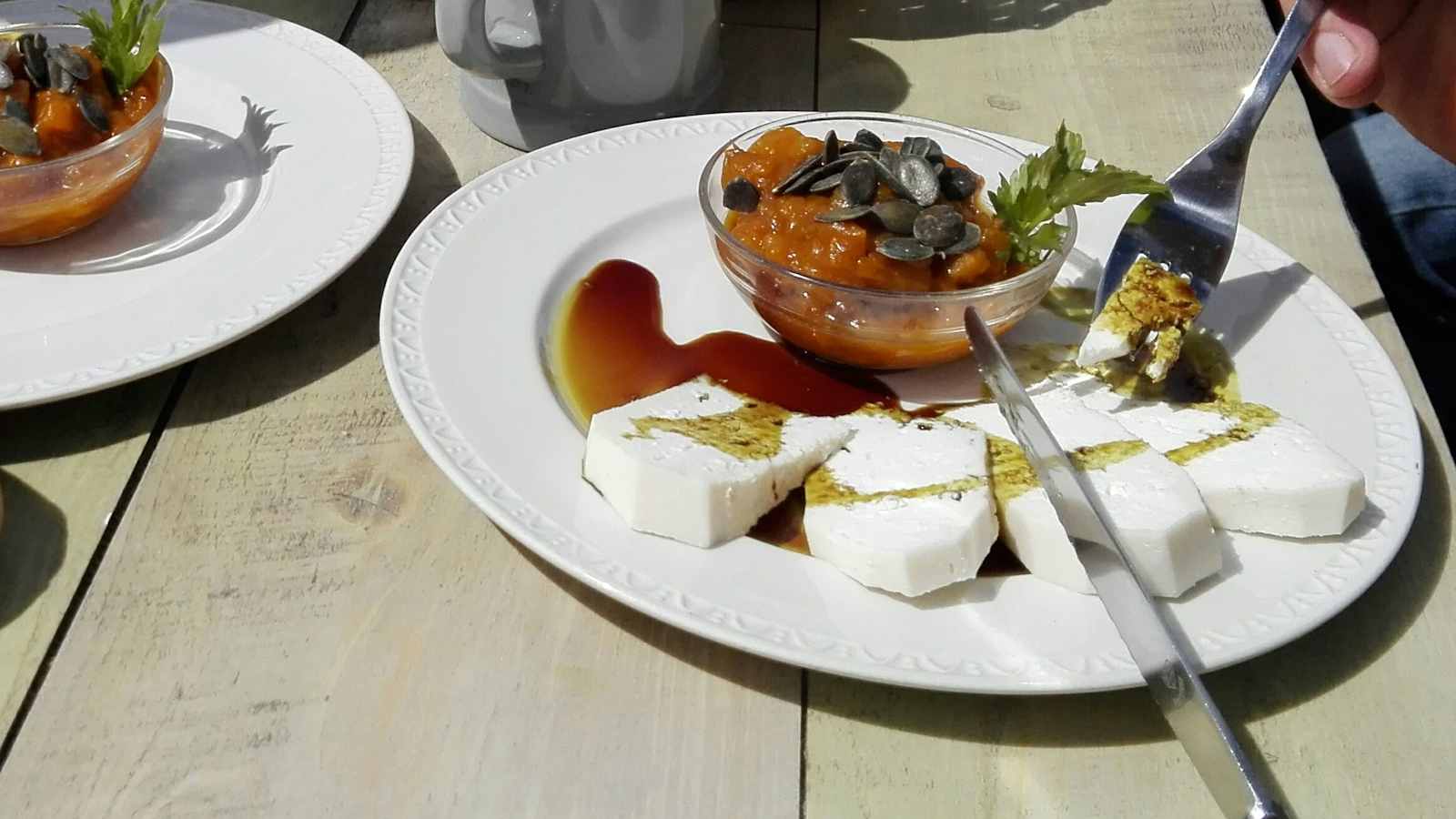 Essen auf der Richterhütte: Ziegenkäse mit Kürbischutney und Kernöl