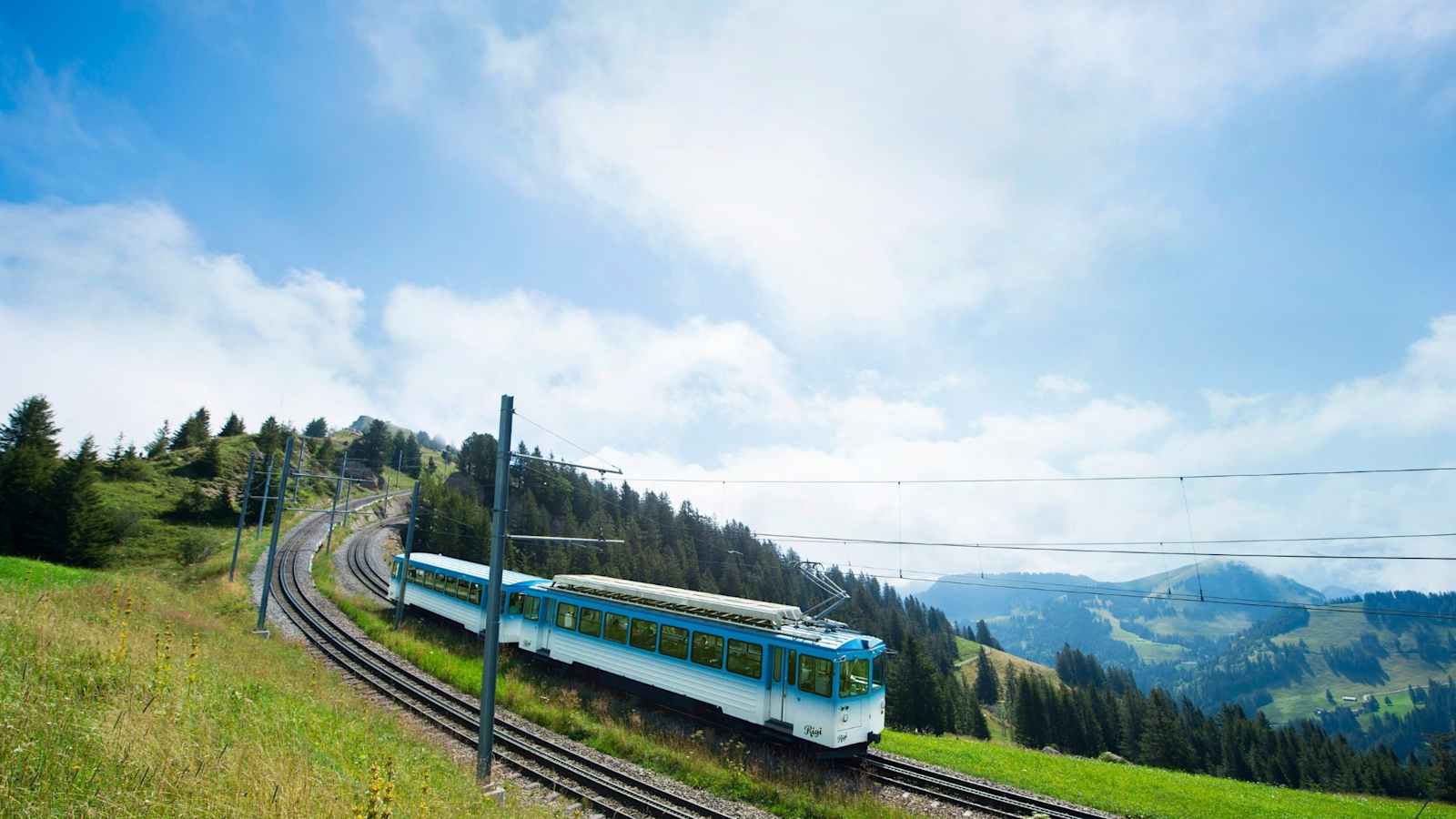 Ein Zug durchquert die Landschaft.