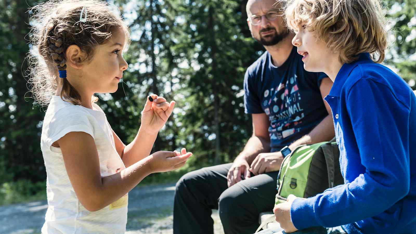 Die tüchtigen Wanderer machen eine Pause.