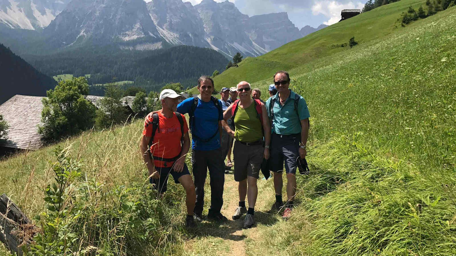 Zusammen für das Bergsteigerdorf Lungiarü: Robert Messner, Naturpark Puez-Geisler, Richard Theiner, Landesrat, Georg Simeoni, Präsident des AVS und Hans-Peter Meier, Geschäftsbereichsleiter DAV.