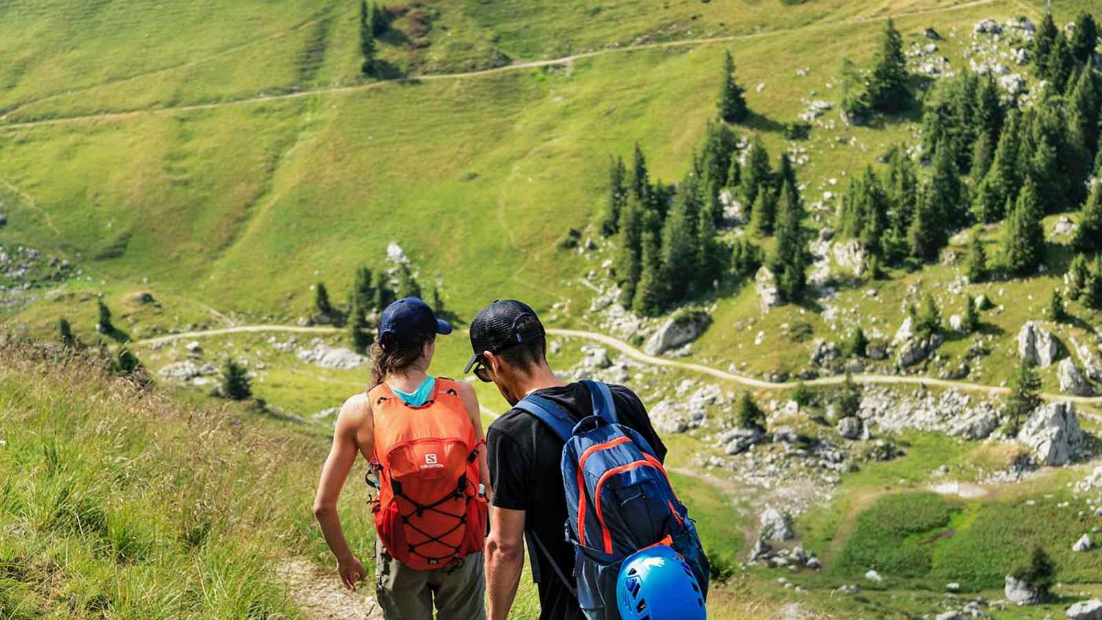 Zwei Wanderer auf dem Weg zu den Kletterrouten.