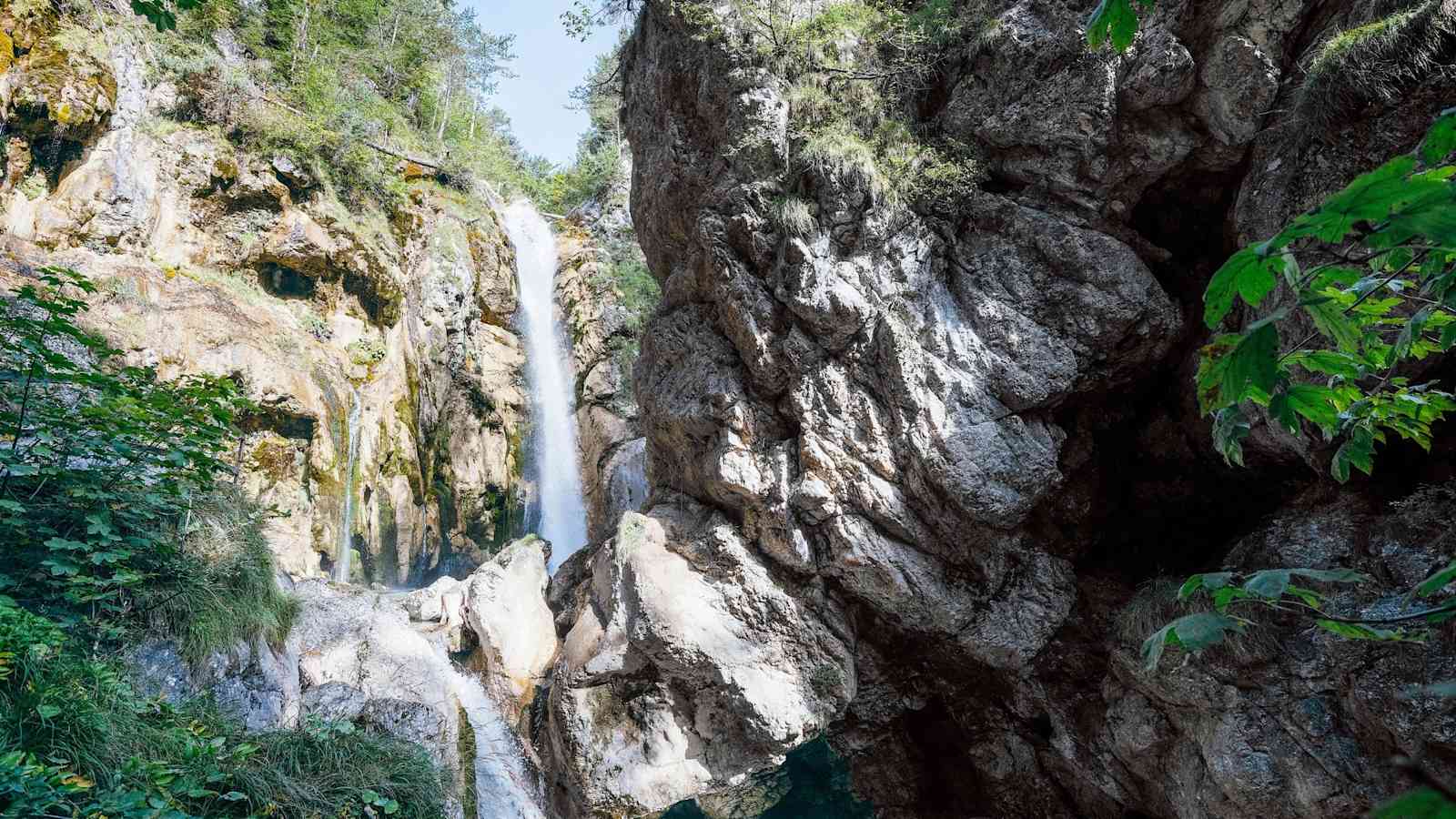 Ein kleiner Wasserfall im Wald.