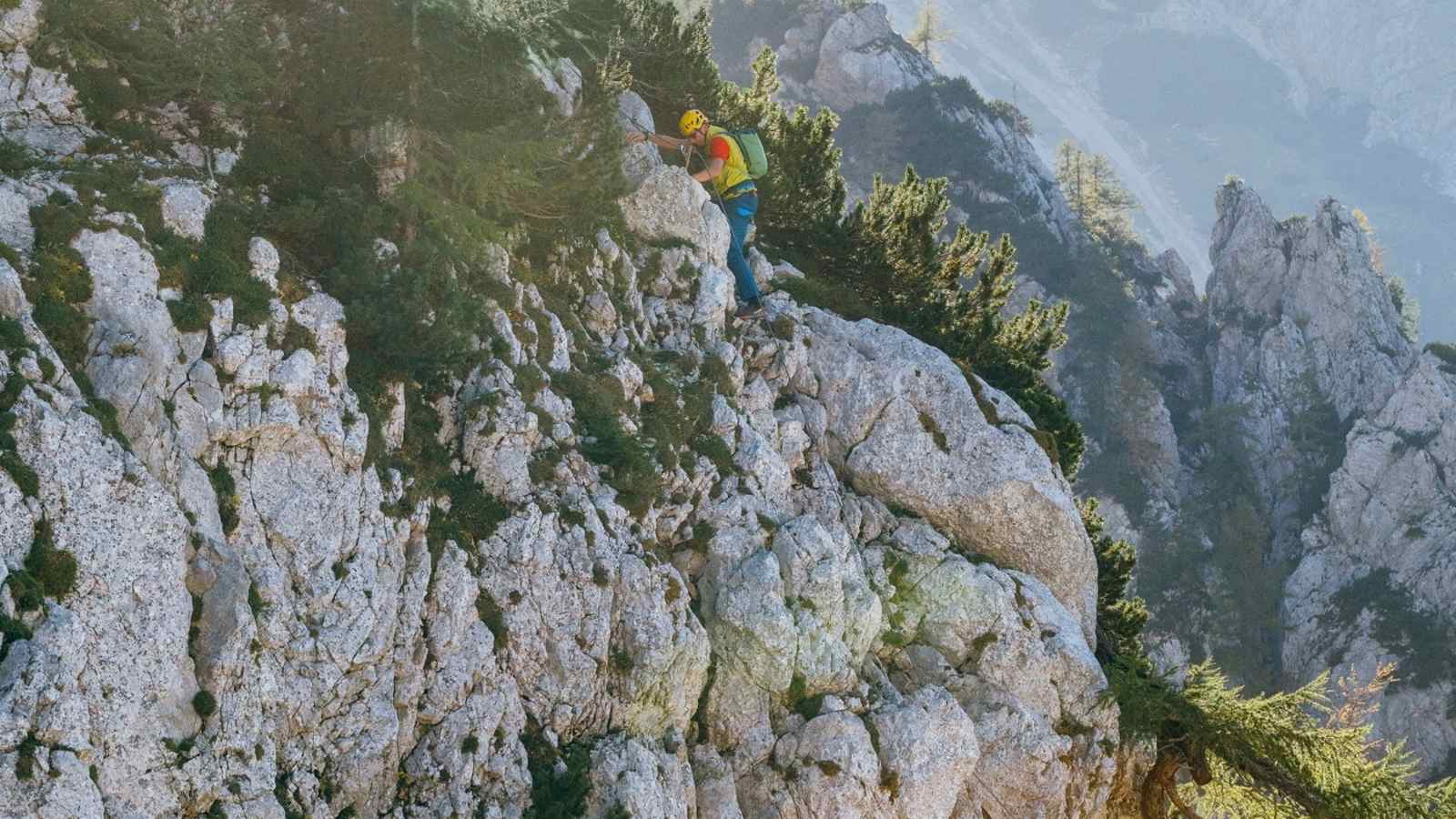 Ein Bergsteiger am Klettersteig.