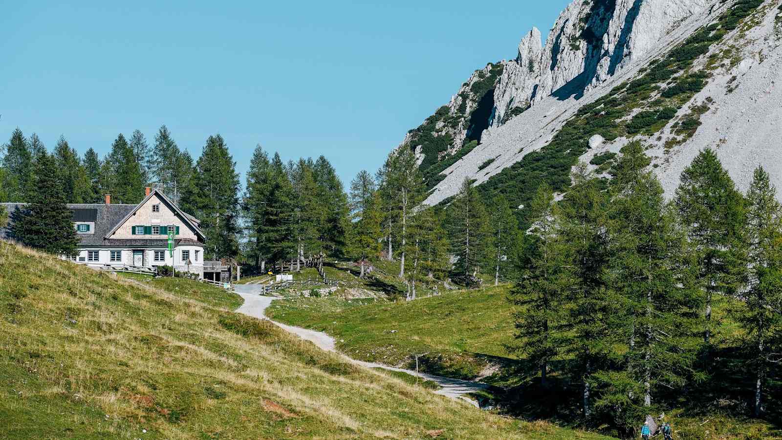 Die Bergütte in der Berglandschaft.