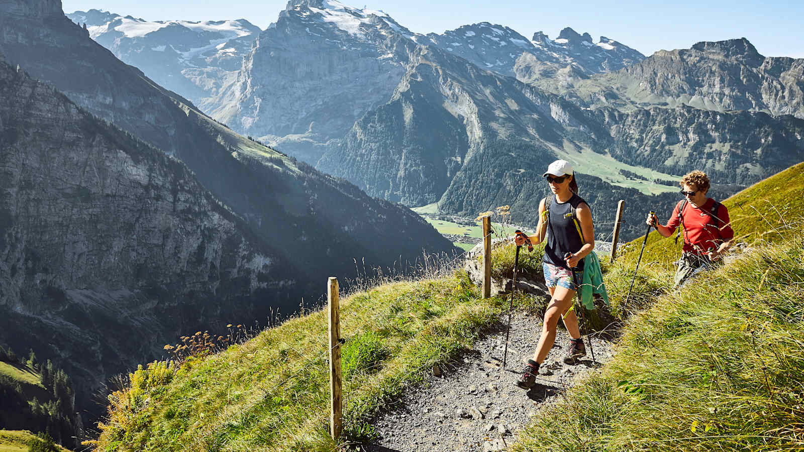 Zwei Wanderer am Weg zur Hütte.