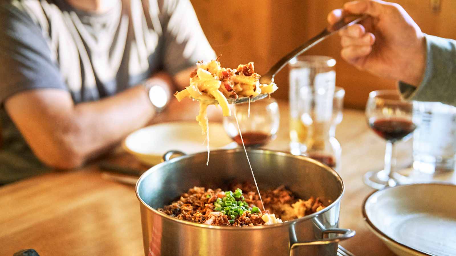 Ein gedeckter Tisch mit einer heißen Mahlzeit.