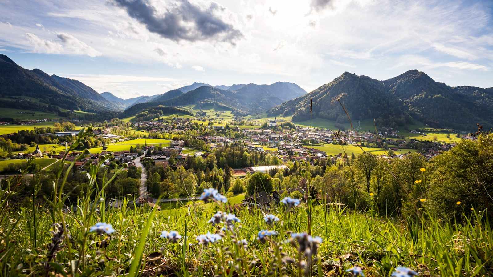 Ruhpolding liegt eingebettet in die sanften Hänge der Chiemgauer Alpen.