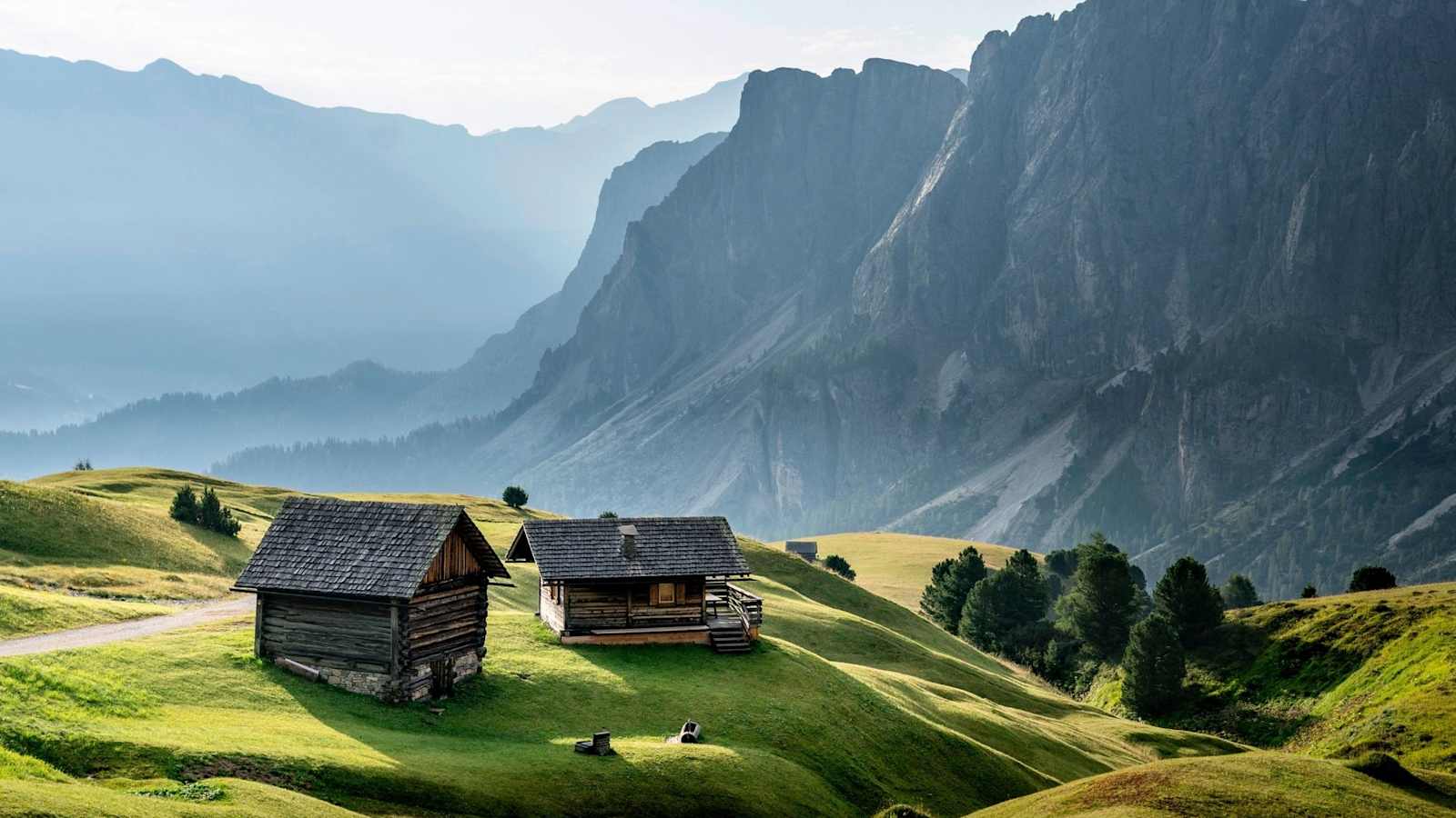 Sanfte, grüne Almwiesen zwischen den Dolomiten