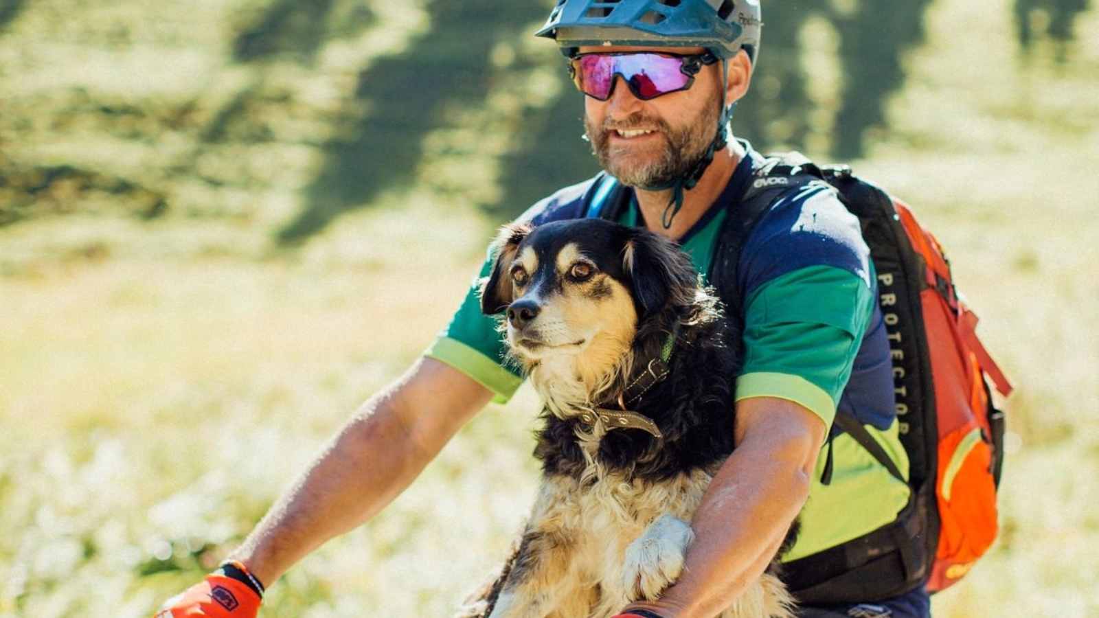 Walter mit seinem Hündin am Bike