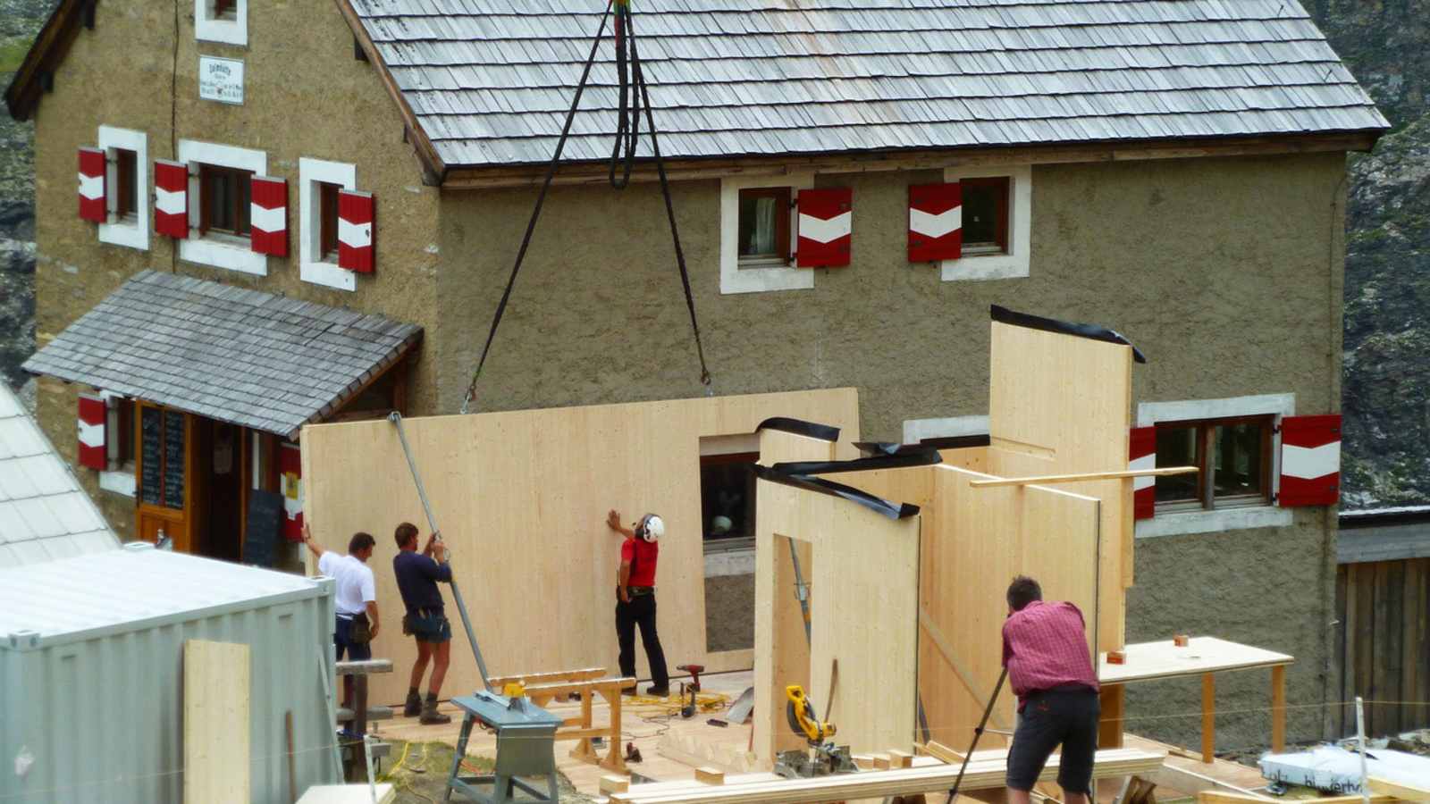 Präzisionsarbeit beim Einpassen der Zubau-Elemente auf der Salmhütte in Kärnten