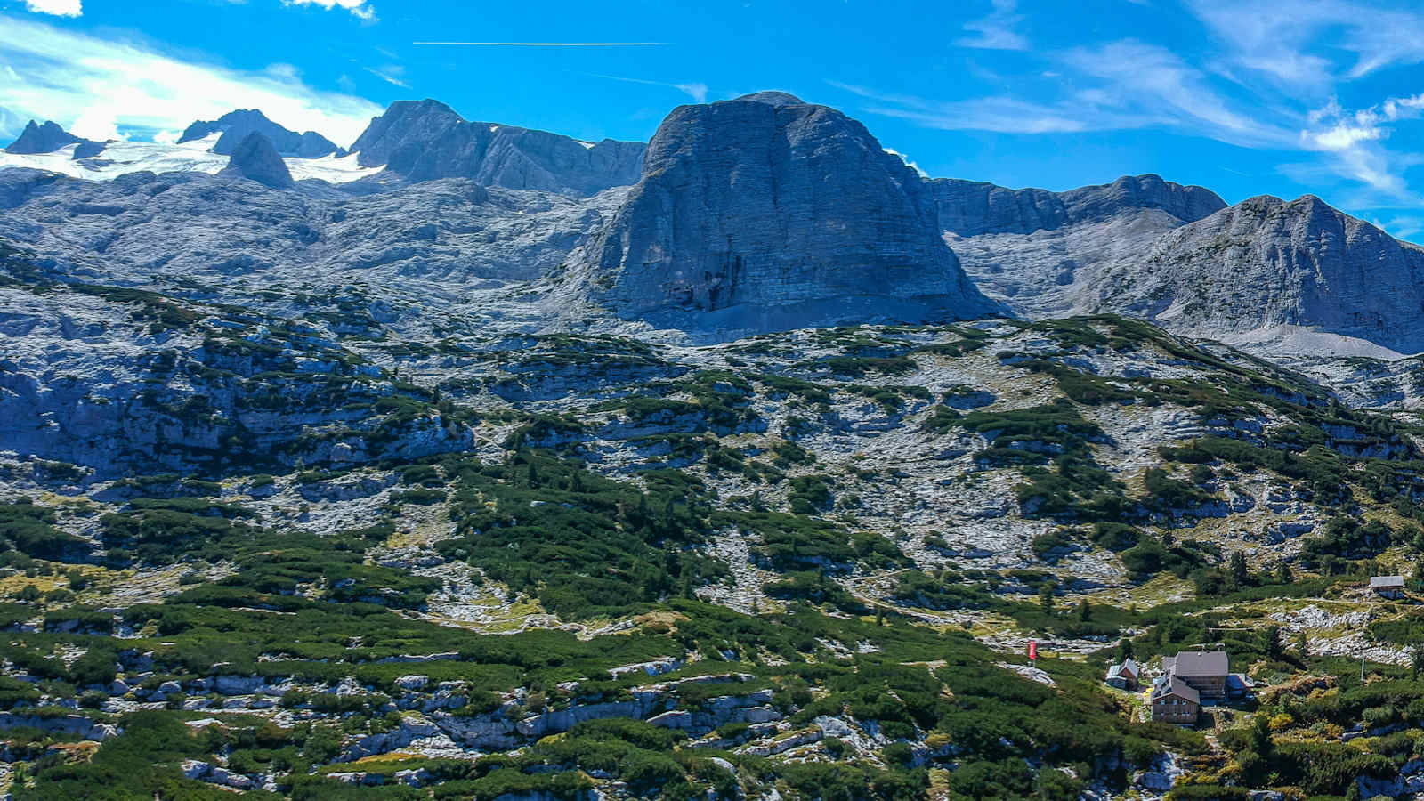 Das Wiesberghaus mit dem Ochsenkogel im Hintergrund. Links hinten der Gletscher des Dachsteins