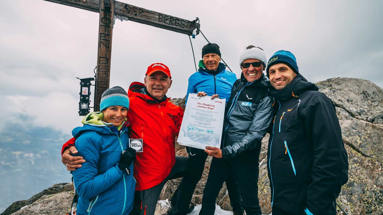 Am Gipfel der Ahornspitze mit dem Manifest für Saubere Berge