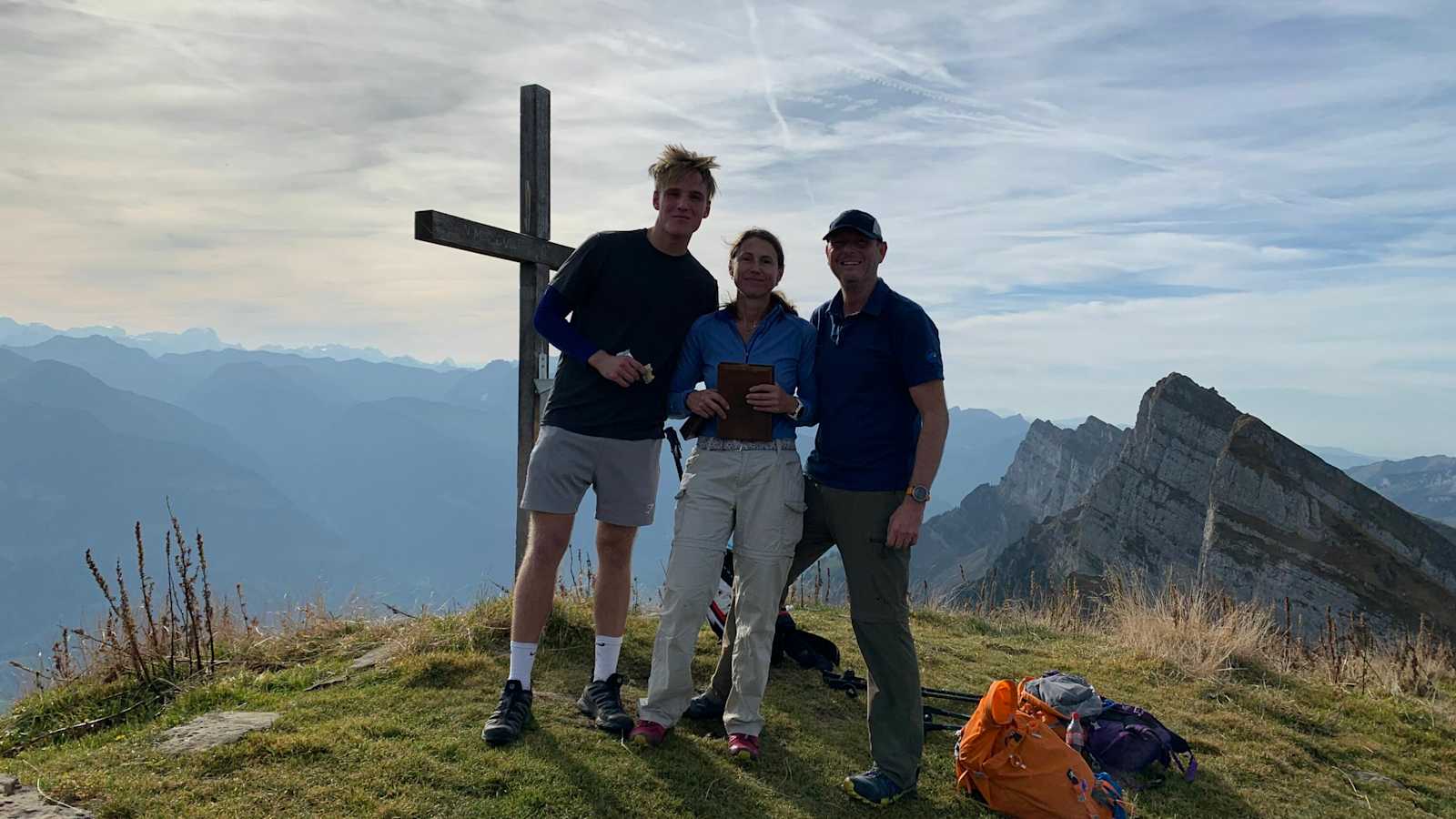 Nach 3.265 Höhenmeter Aufstieg endlich am Gipfelkreuz des Schibenstoll (2.234 m)