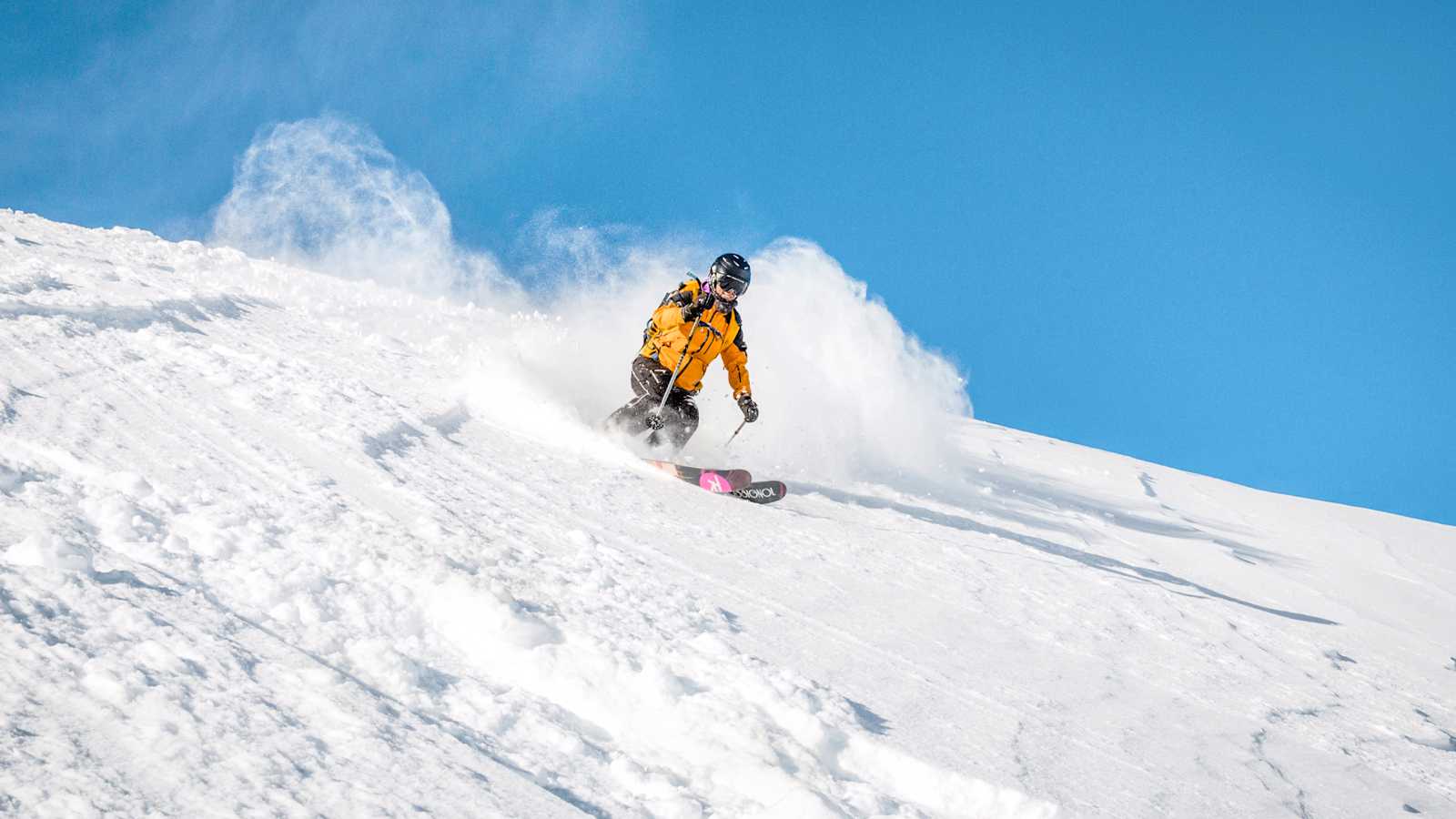 Ein Schifahrer zieht die ersten Spuren im Schnee. 