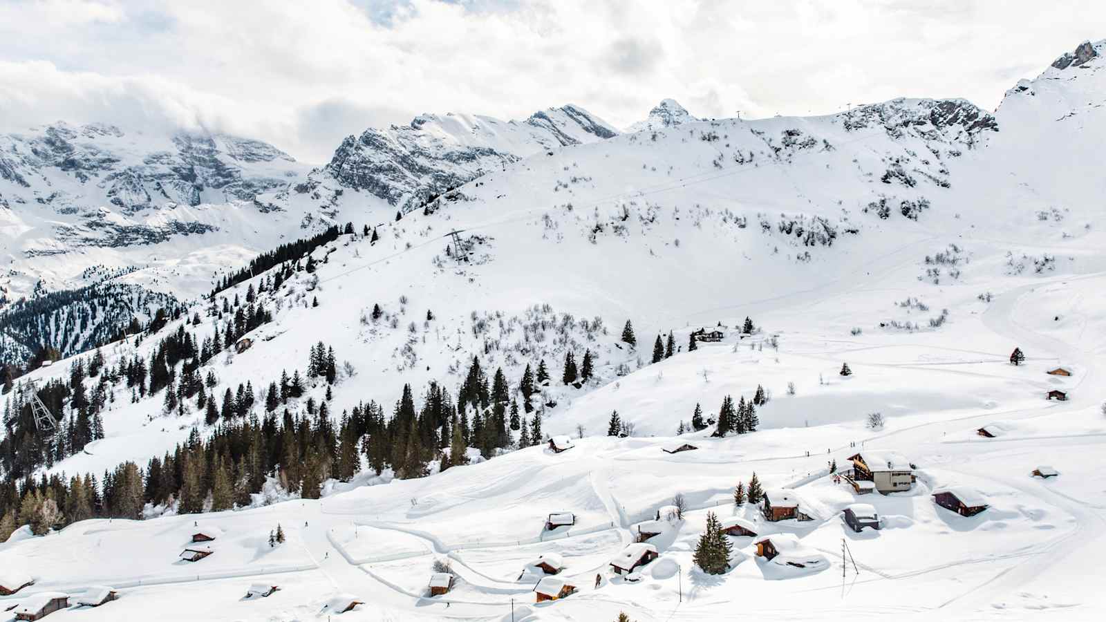 Verschneite Berghütten mit wunderbarem Panorama.