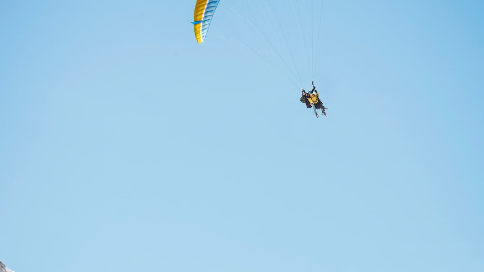 Ein Paragleiter in luftiger Höhe.