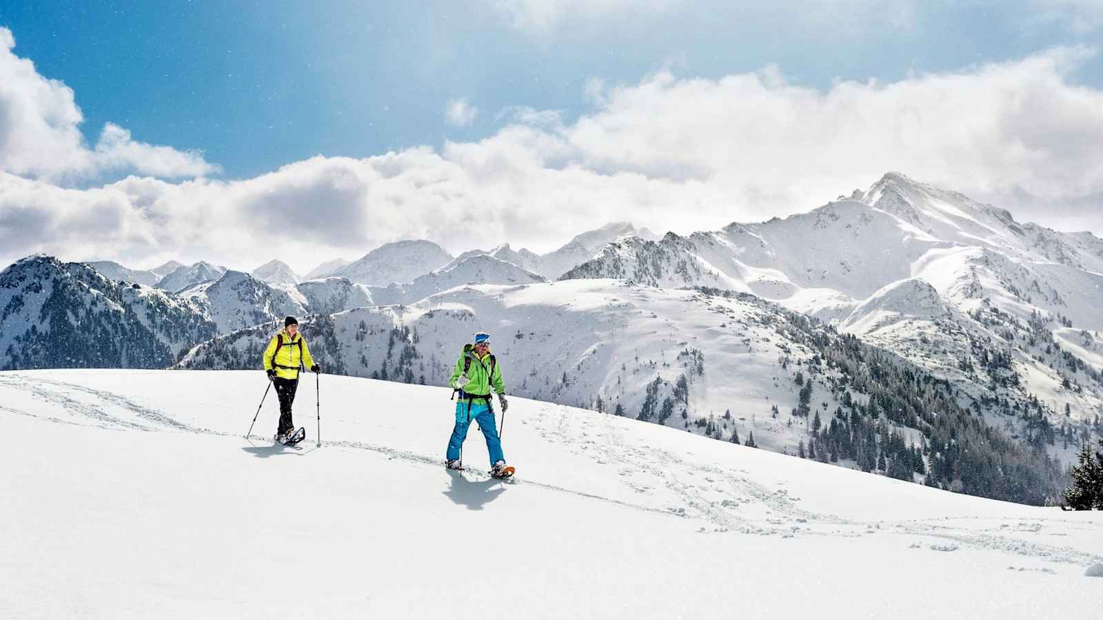 Schneeschuhwandern am Plateau im winterlichen Paradies