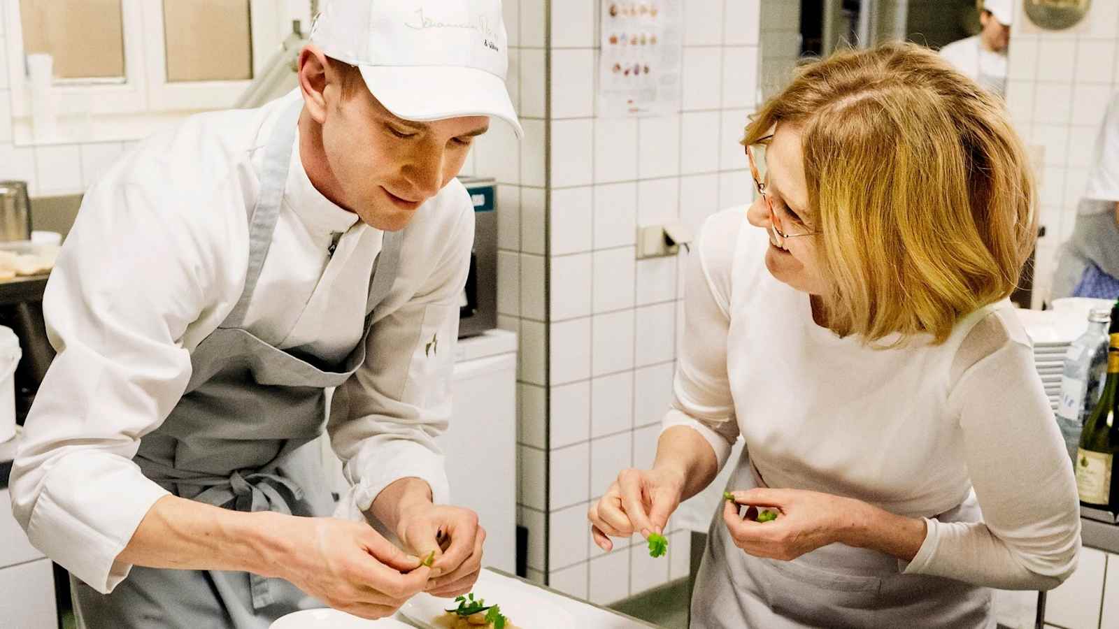 Johanna und ihr Sohn Johannes am Zubereiten der Speisen