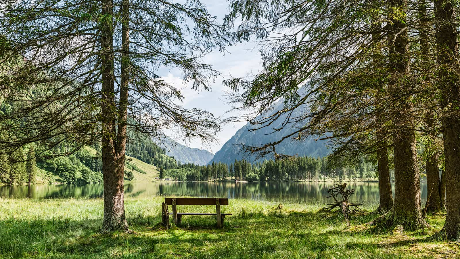 Das Ufer rund um den Schwarzensee ist der perfekte Ort für eine stärkende Jause oder ein gemütliches Picknick.