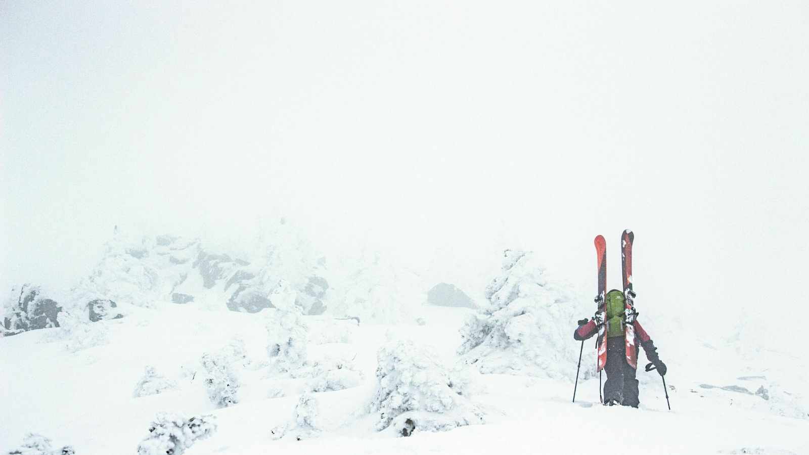 Skitourengeher im Nebel