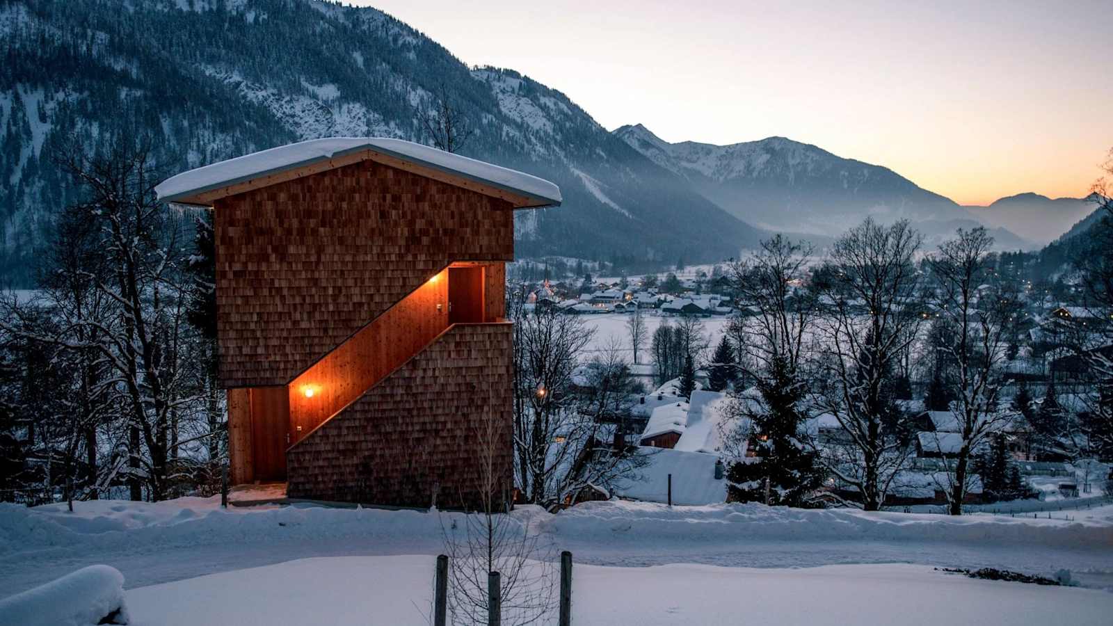 Die moderne Tannerhof-Hütte im Abendlicht