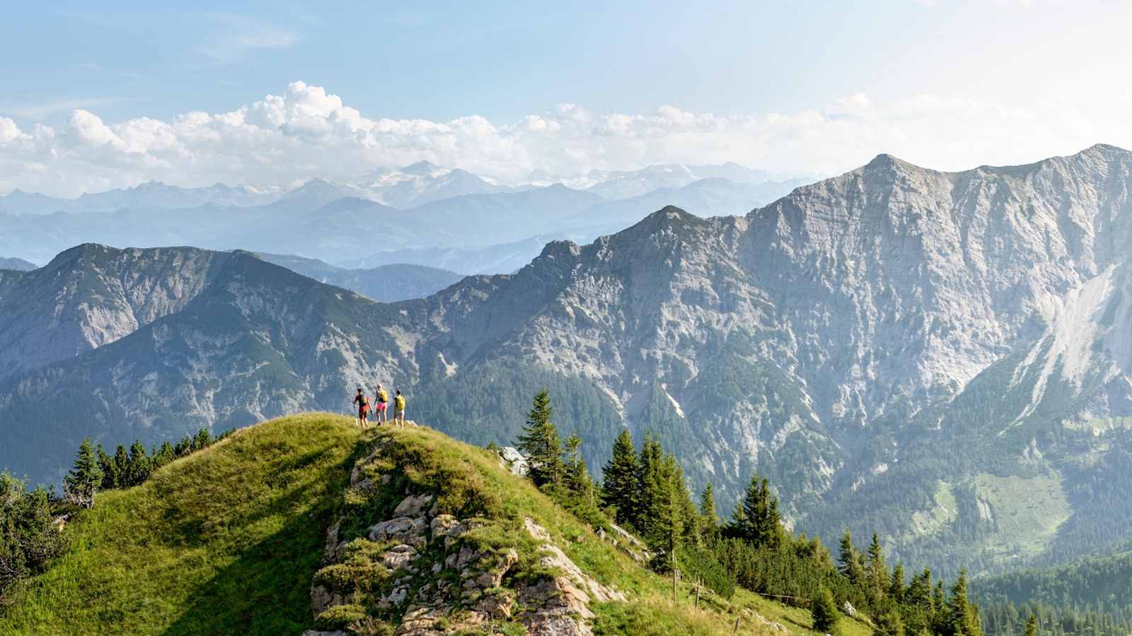 Rotwandgipfel mit Ausblick auf die Berglandschaft.