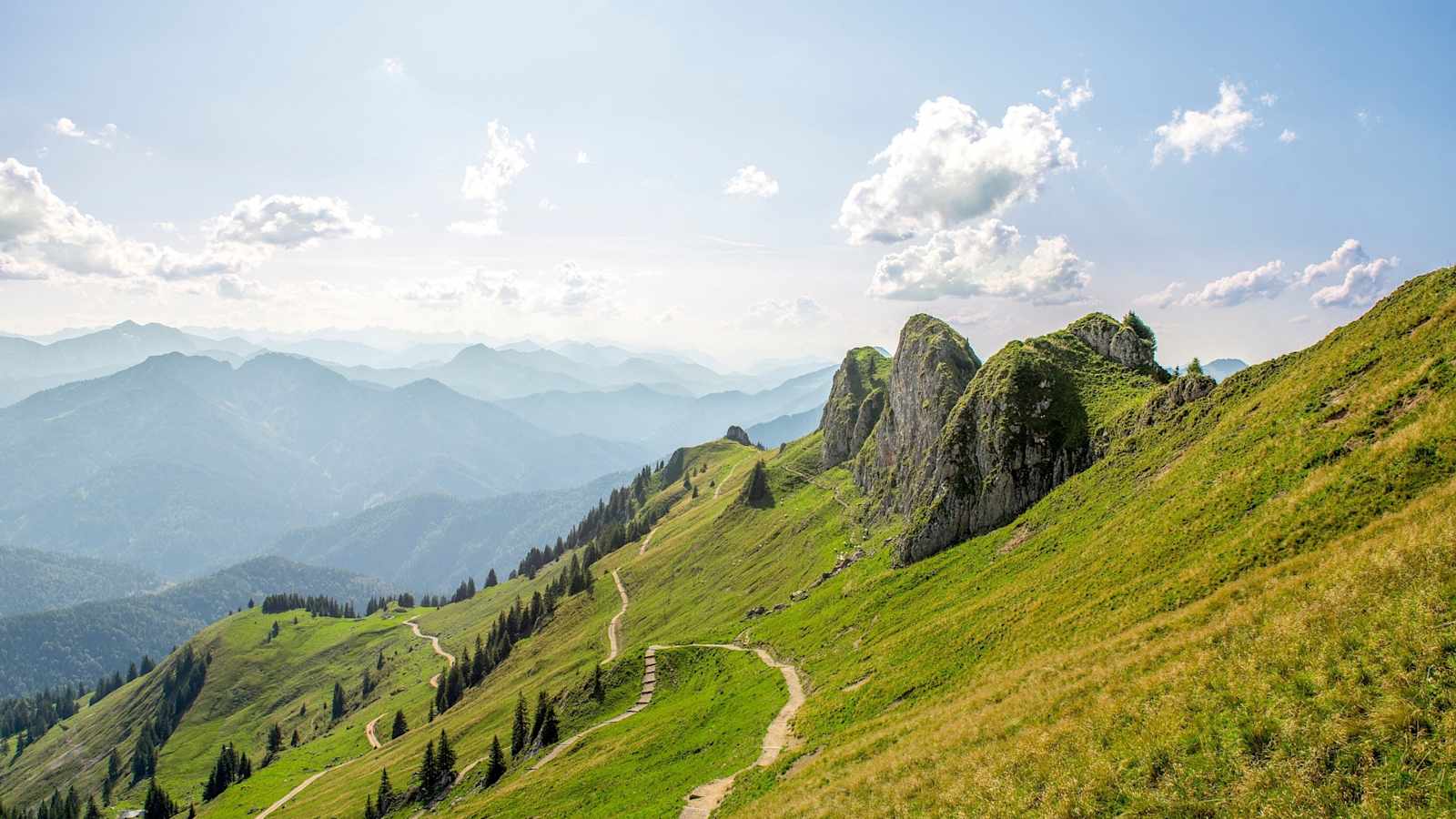 Die Berglandschaft mit hellblauem Himmel im Hintergrund.