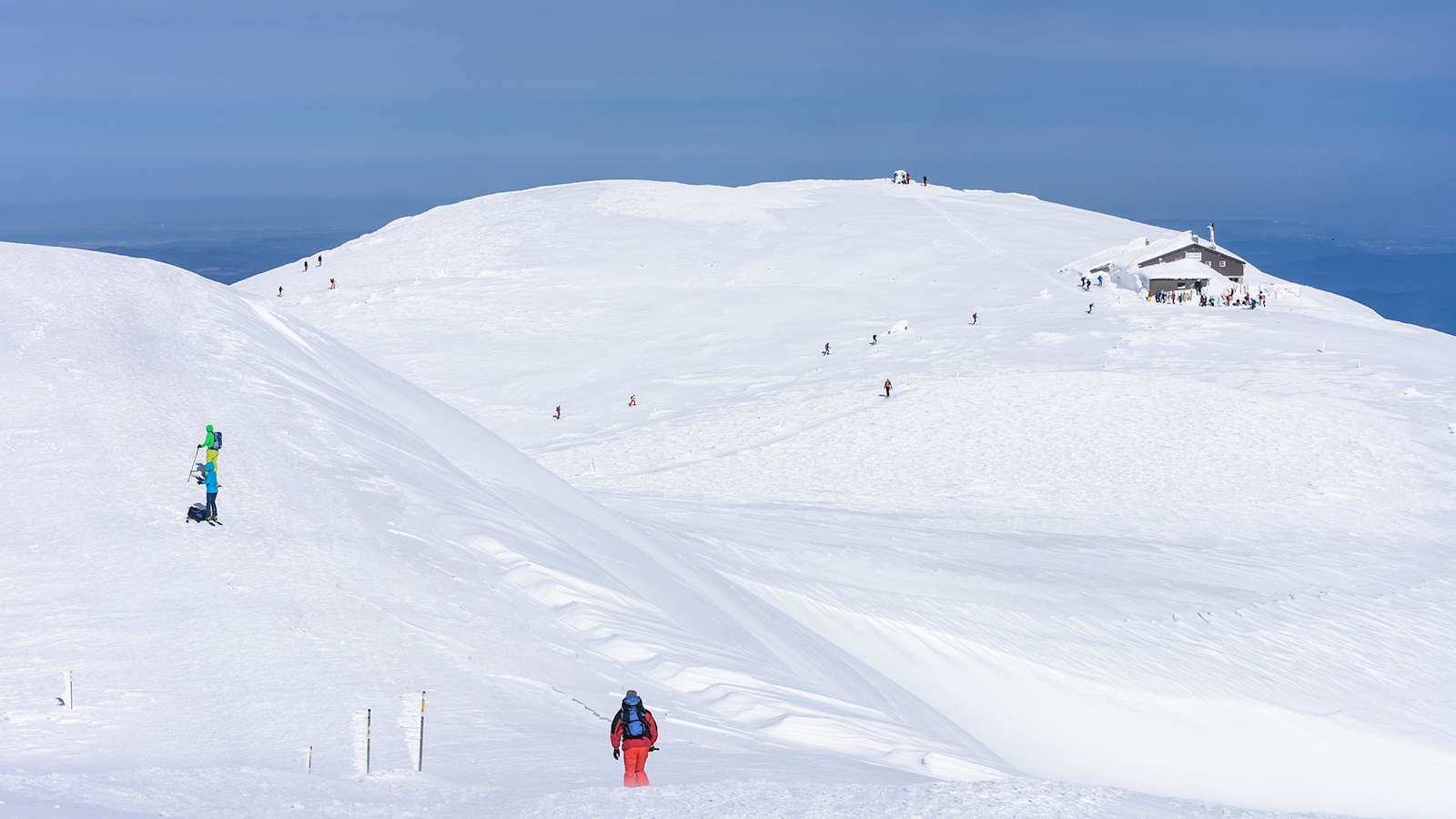 Das Gipfelplateau des Schneebergs im Winter mit der Fischerhütte