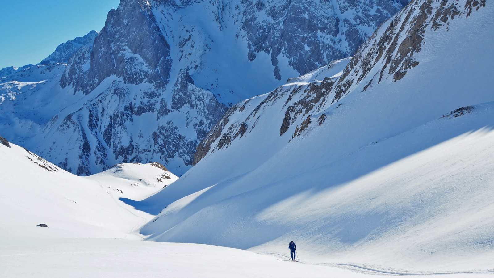 Sonne - Schatten, Wärme - Kälte – bei einer Skitour wechseln die Bedingungen schnell, daher muss die Kleidung schnell adaptiert werden.