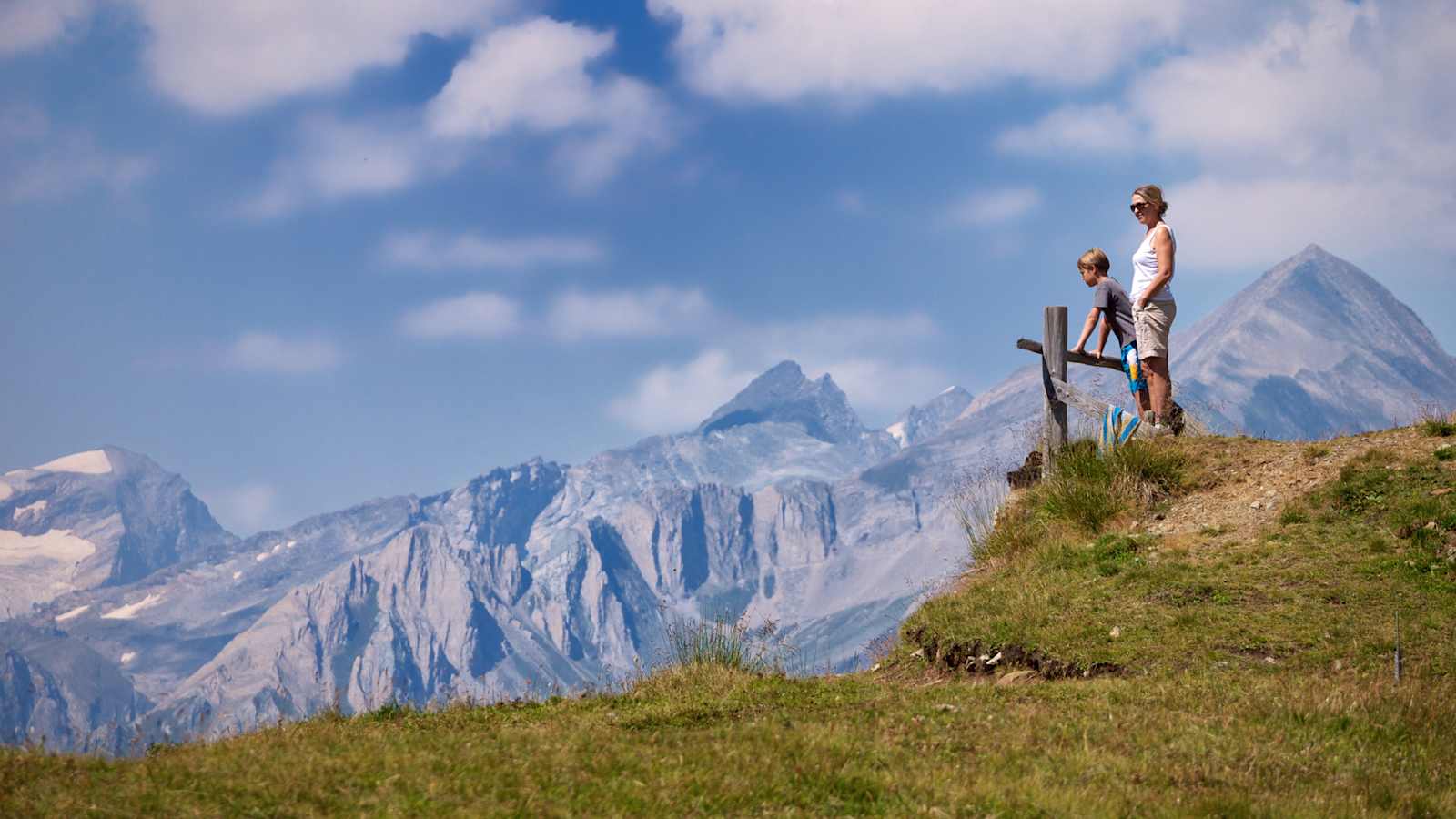 Kind mit Mutter vor Großvenediger, Zupalseehütte