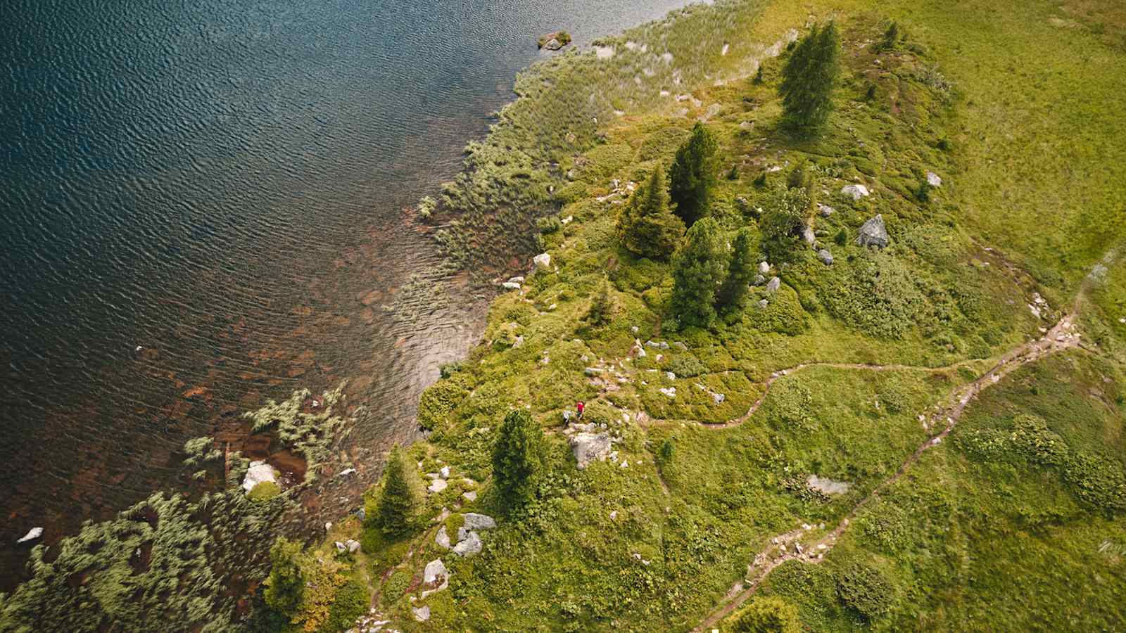 Entlang des Kleinen und Großen Winterleitensees führen die Pfade auf direktem Weg zur gleichnamigen Hütte.