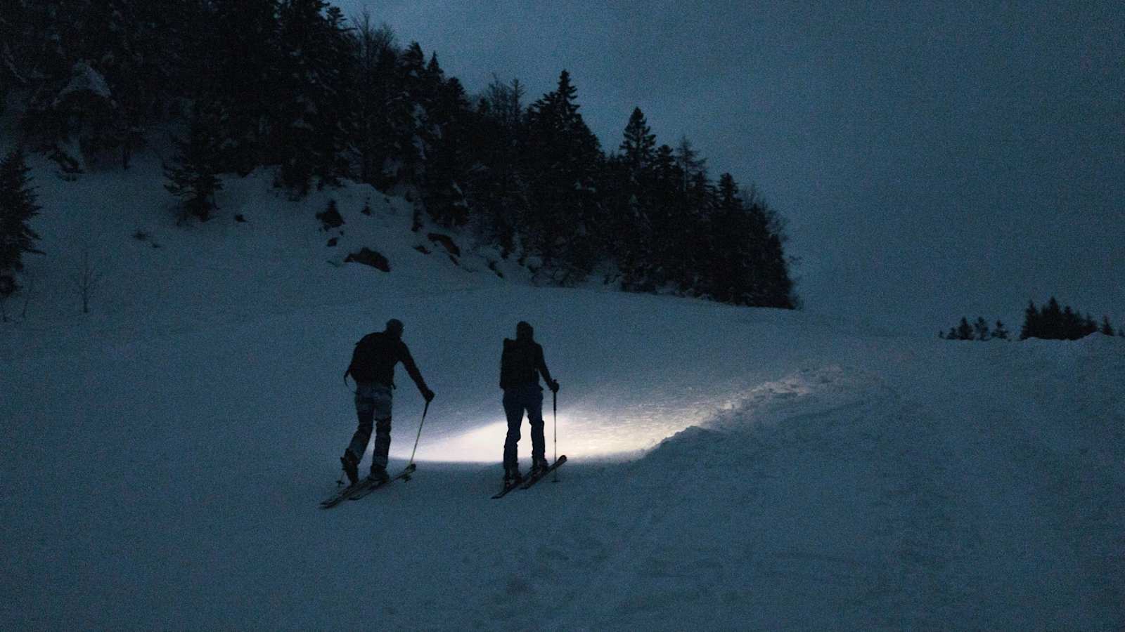 Nachtwanderer unterwegs im Schnee.